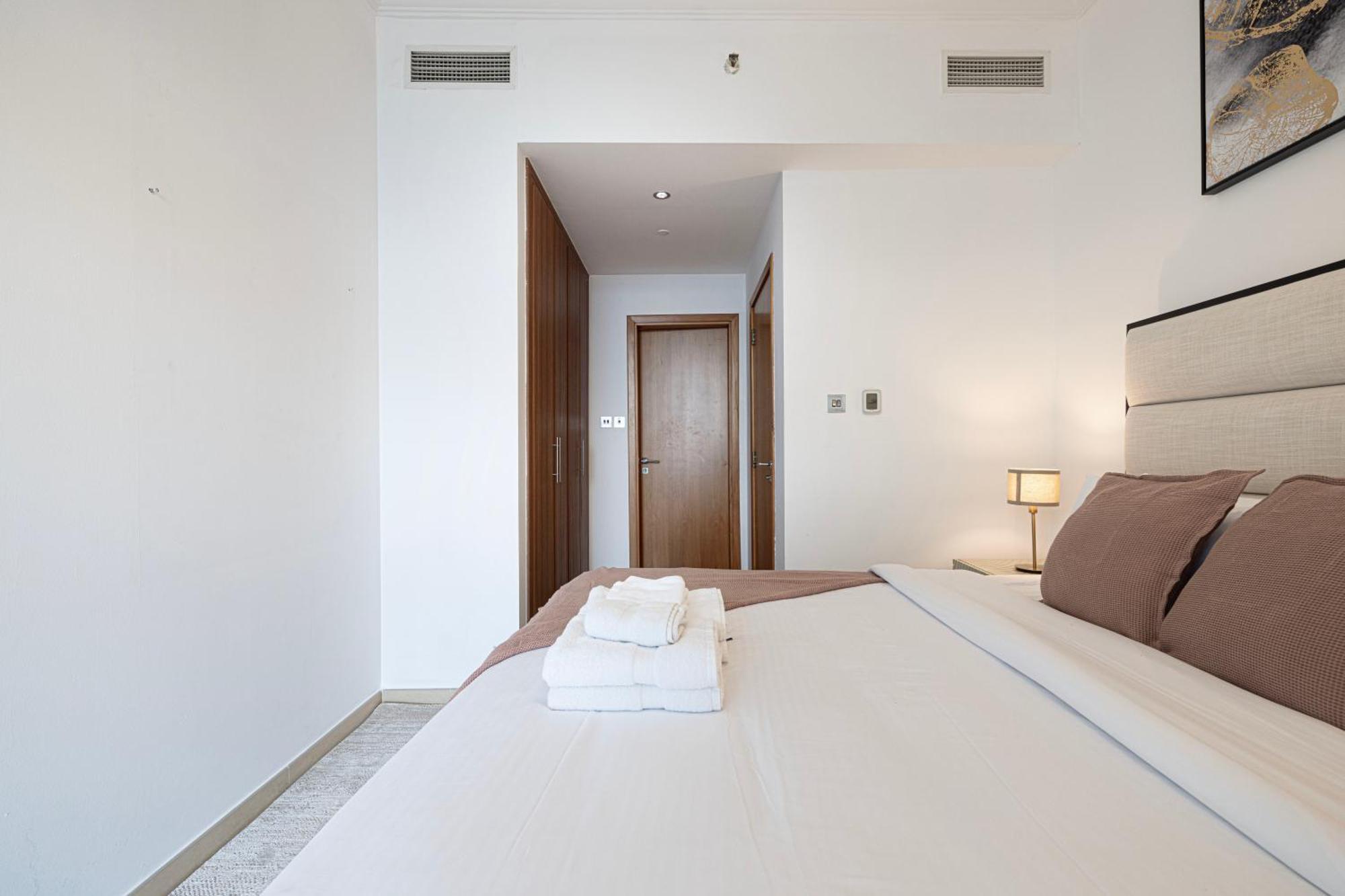 Luxury 1br At Marina: Stunning Marina Views, Pool & Gym Dubai