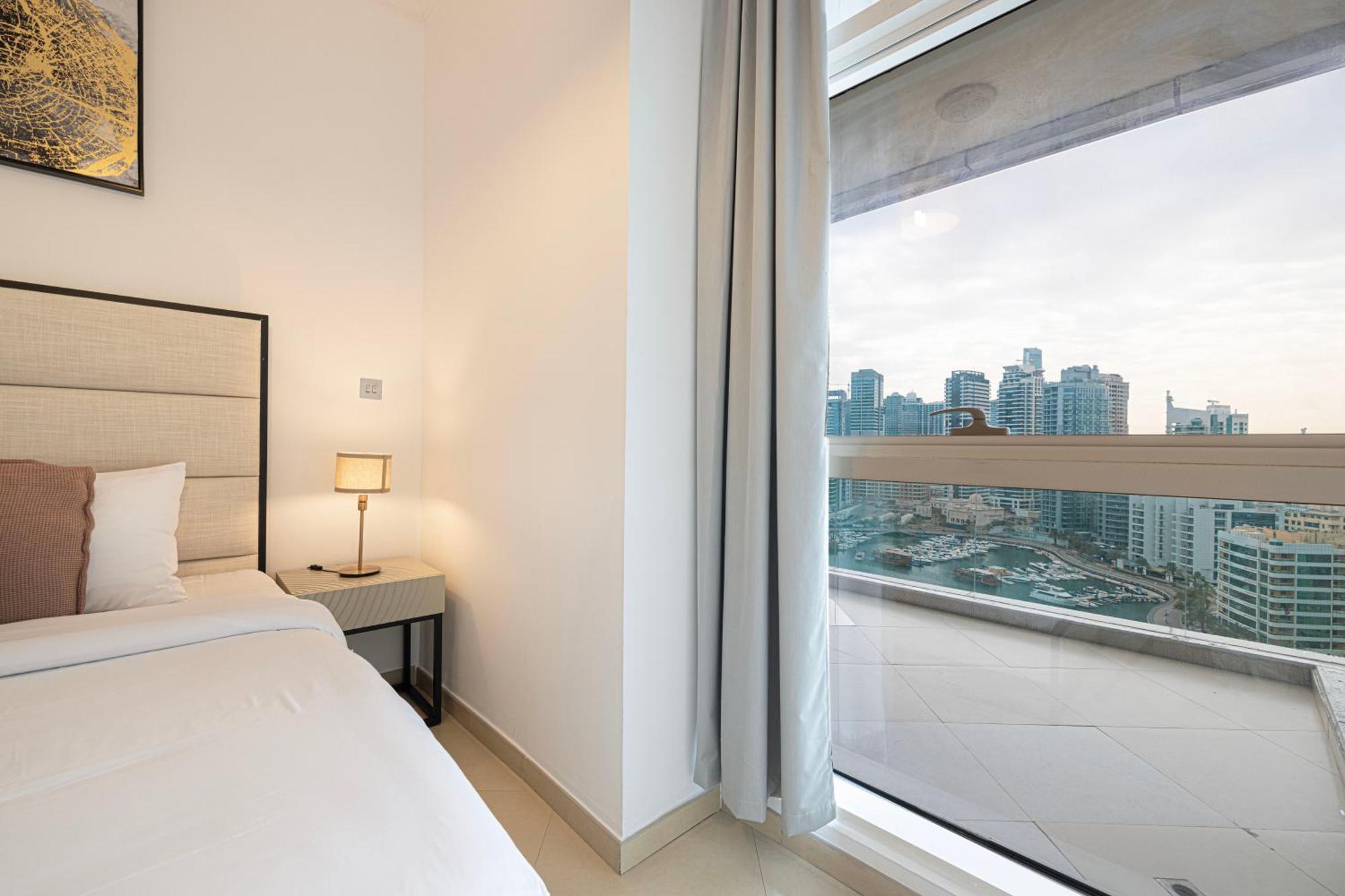 Luxury 1br At Marina: Stunning Marina Views, Pool & Gym