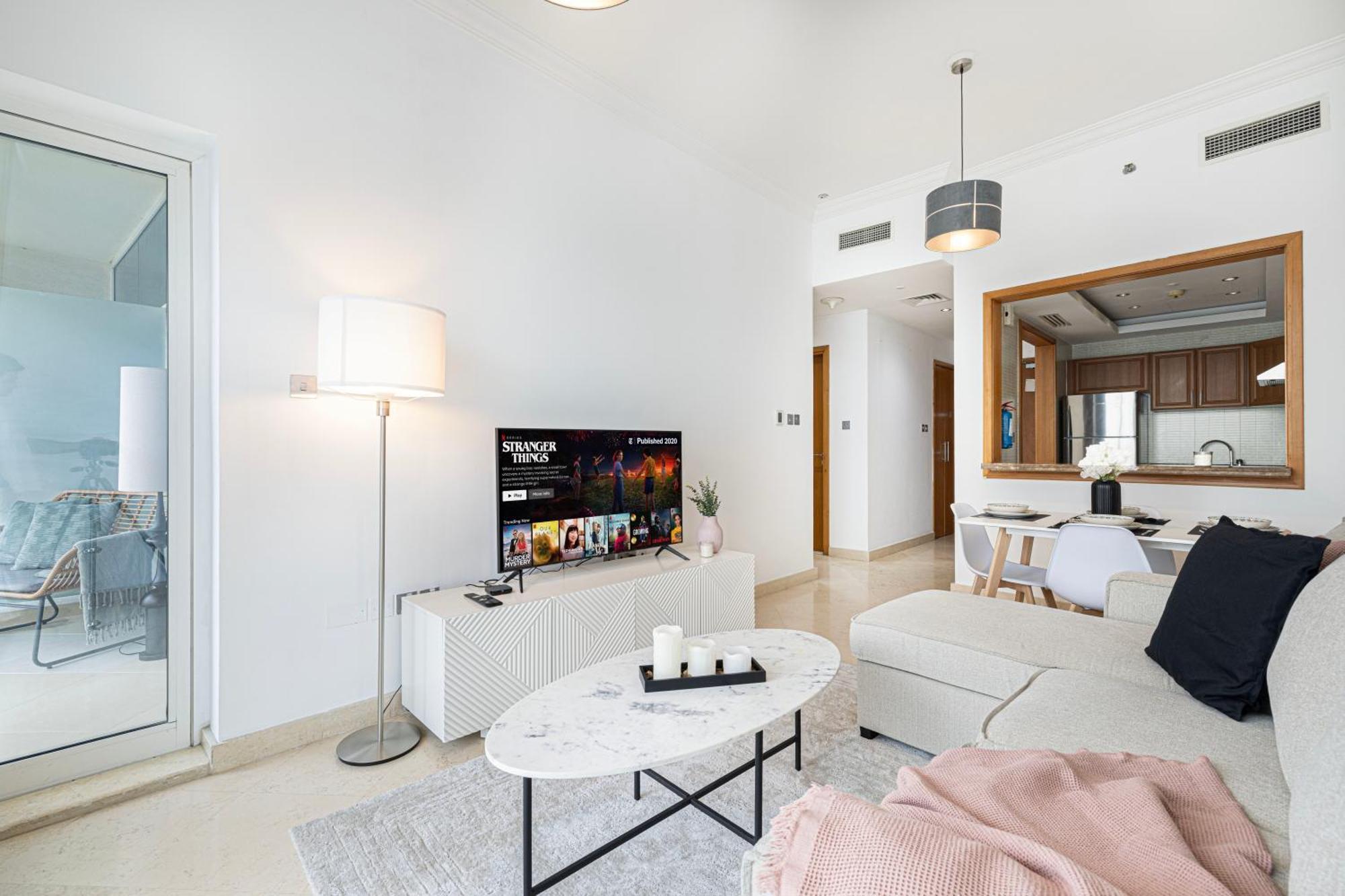 Apartment Luxury 1br At Marina: Stunning Marina Views, Pool & Gym Dubai