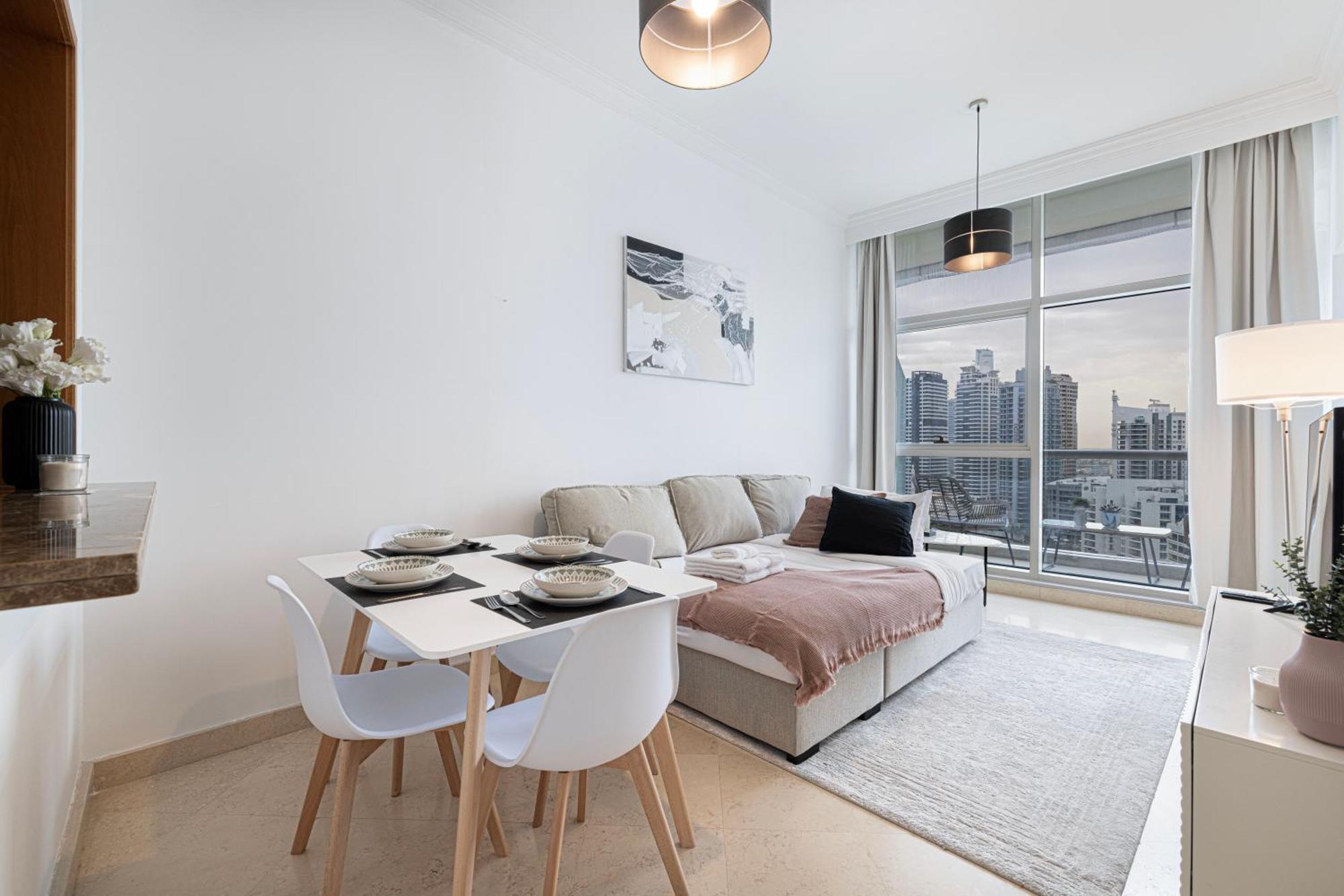 Luxury 1br At Marina: Stunning Marina Views, Pool & Gym Dubai