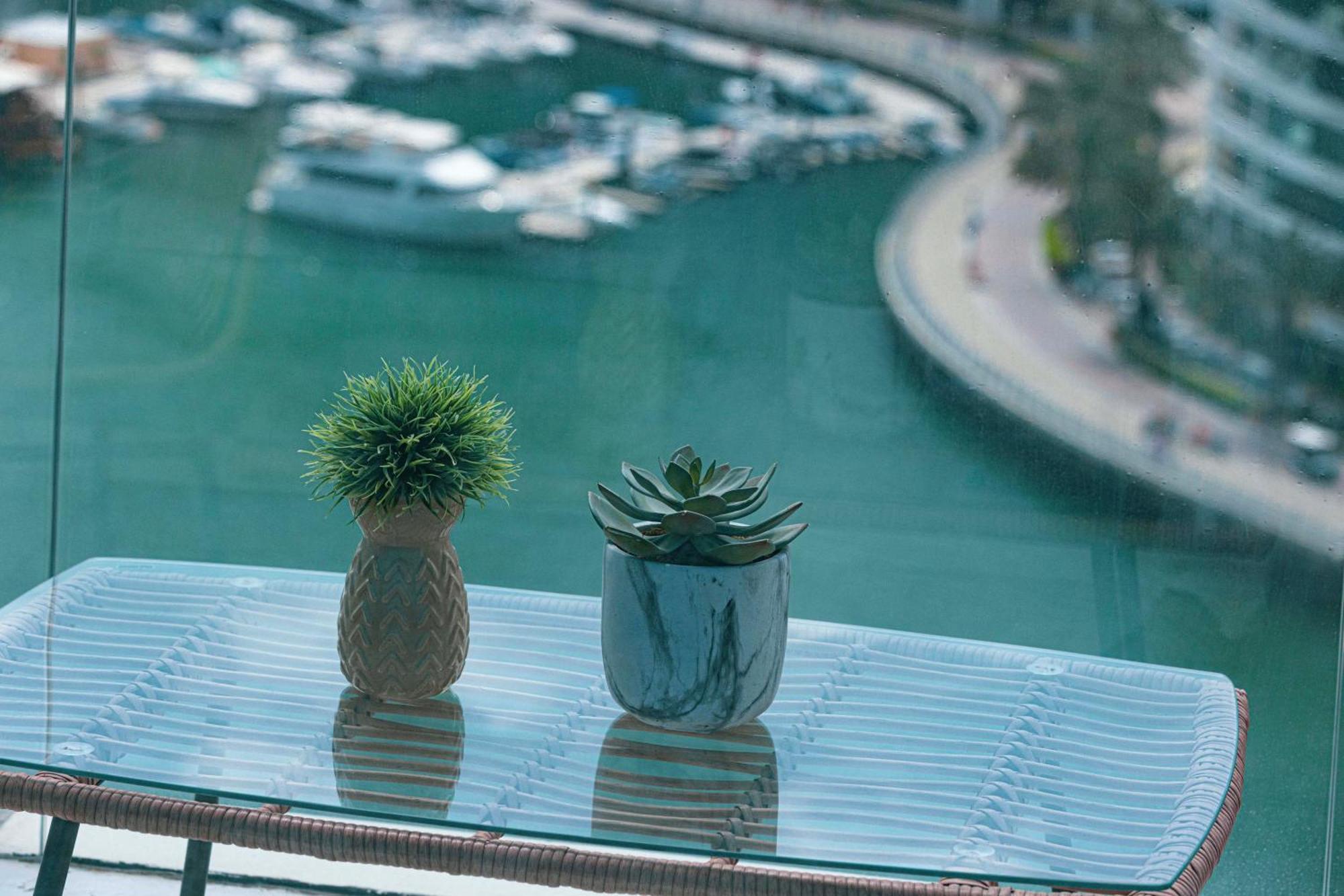 Luxury 1br At Marina: Stunning Marina Views, Pool & Gym Apartment