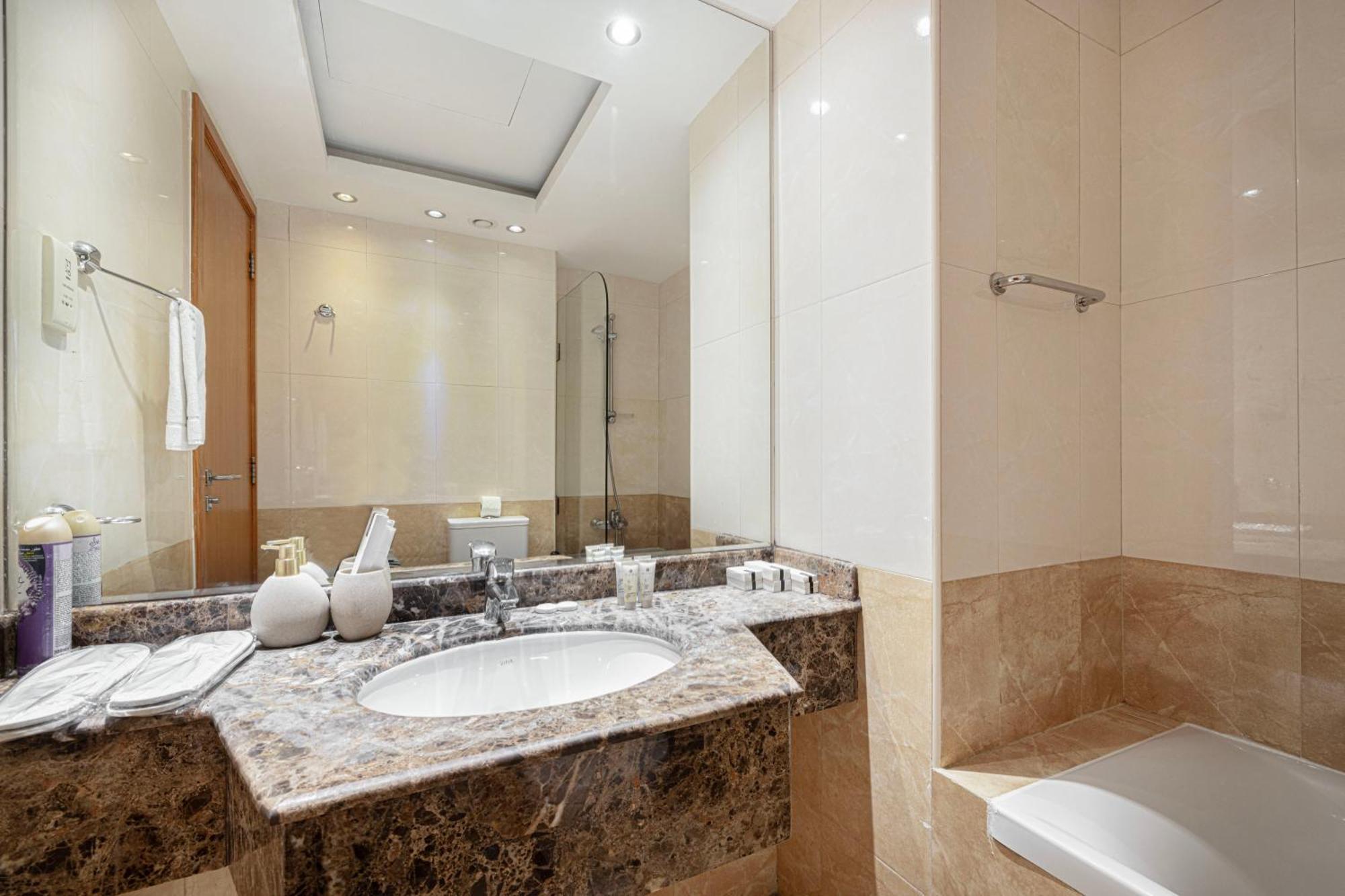 Apartment Luxury 1br At Marina: Stunning Marina Views, Pool & Gym Dubai