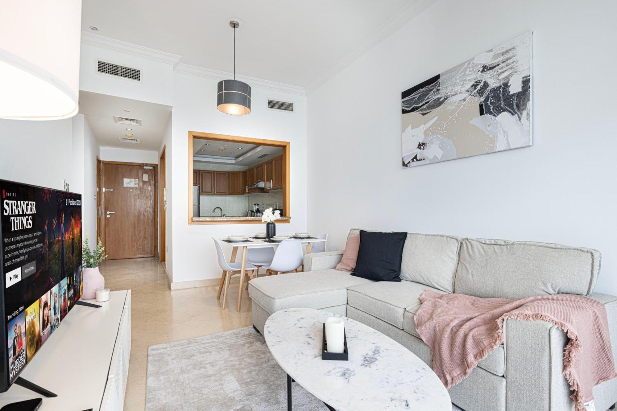 Luxury 1br At Marina: Stunning Marina Views, Pool & Gym Dubai