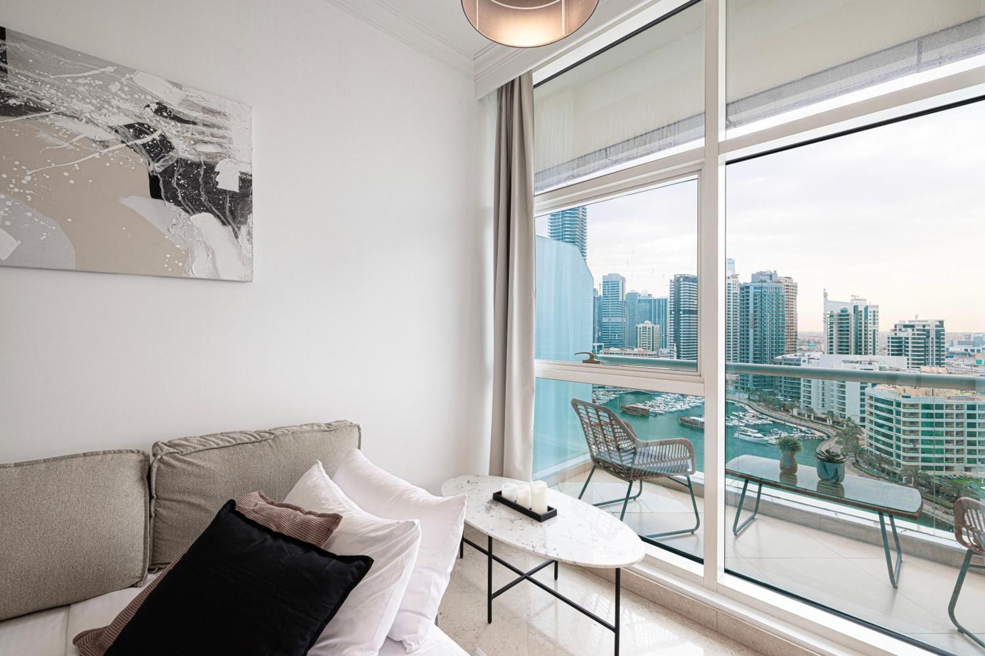 Luxury 1br At Marina: Stunning Marina Views, Pool & Gym Apartment