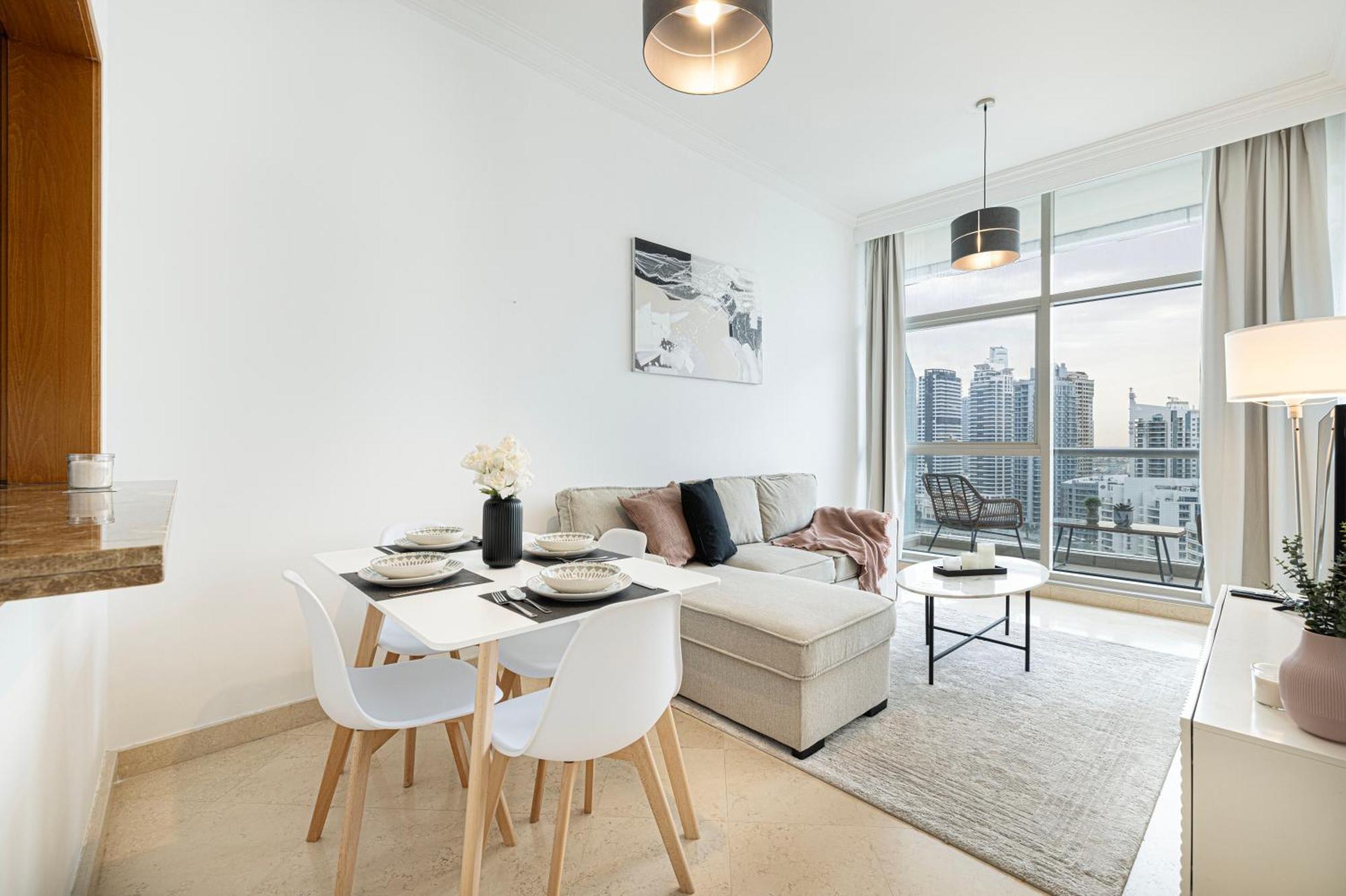 Apartment Luxury 1br At Marina: Stunning Marina Views, Pool & Gym Dubai