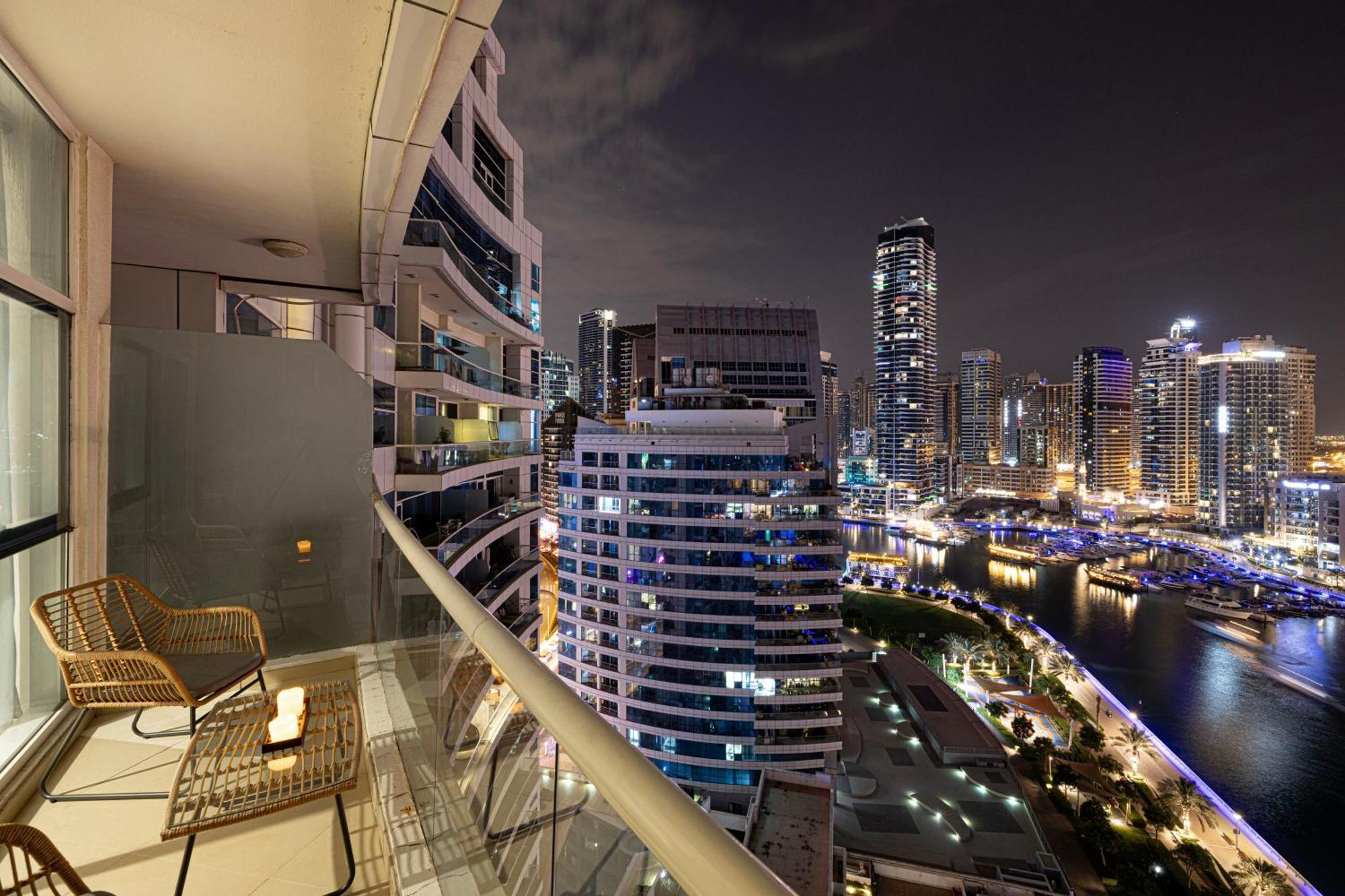 Luxury 1br At Marina: Stunning Marina Views, Pool & Gym Apartment