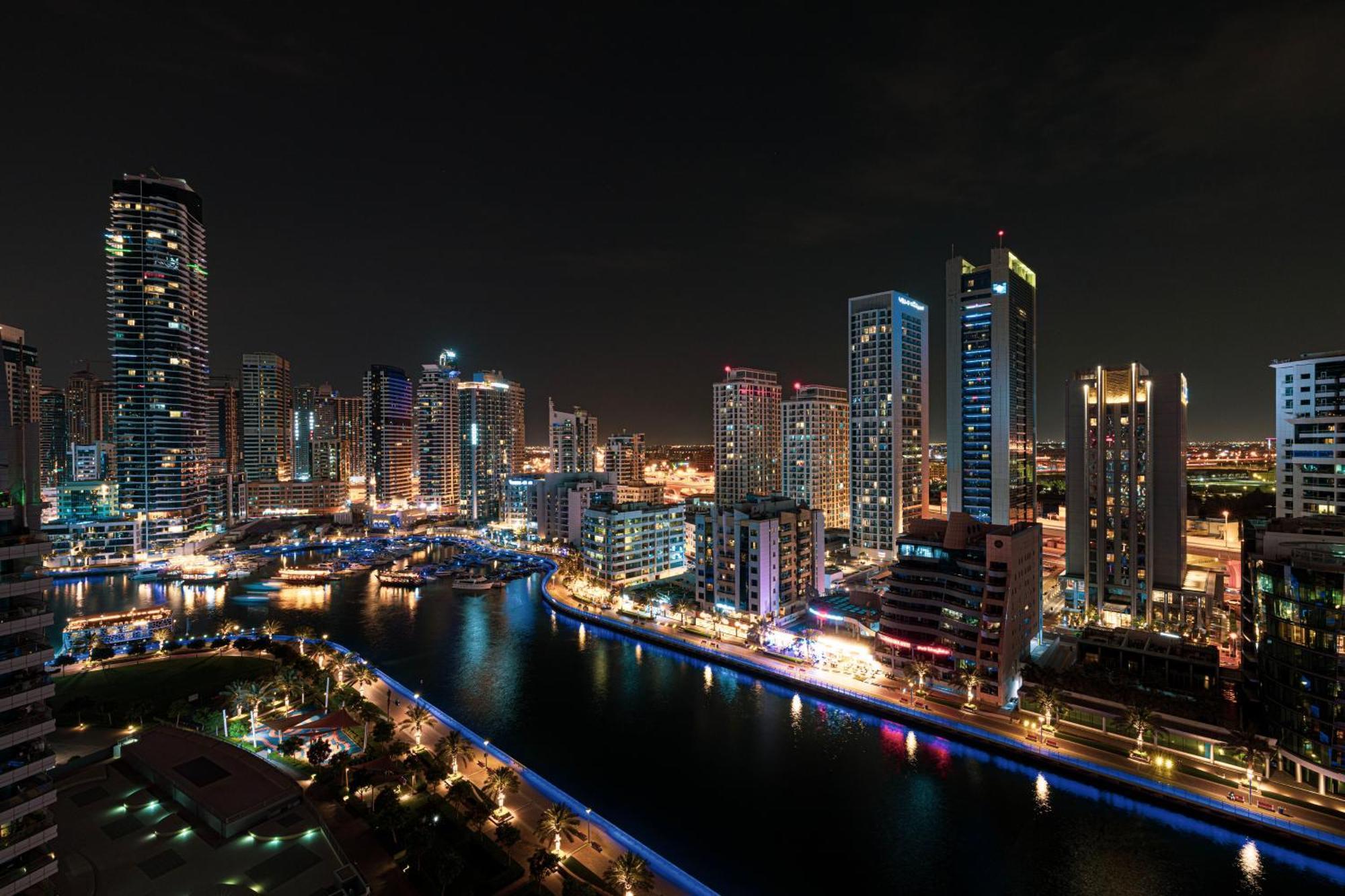 Apartment Luxury 1br At Marina: Stunning Marina Views, Pool & Gym Dubai