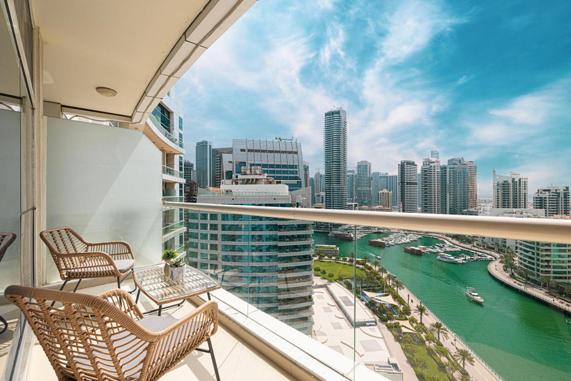 Apartment Luxury 1br At Marina: Stunning Marina Views, Pool & Gym Dubai