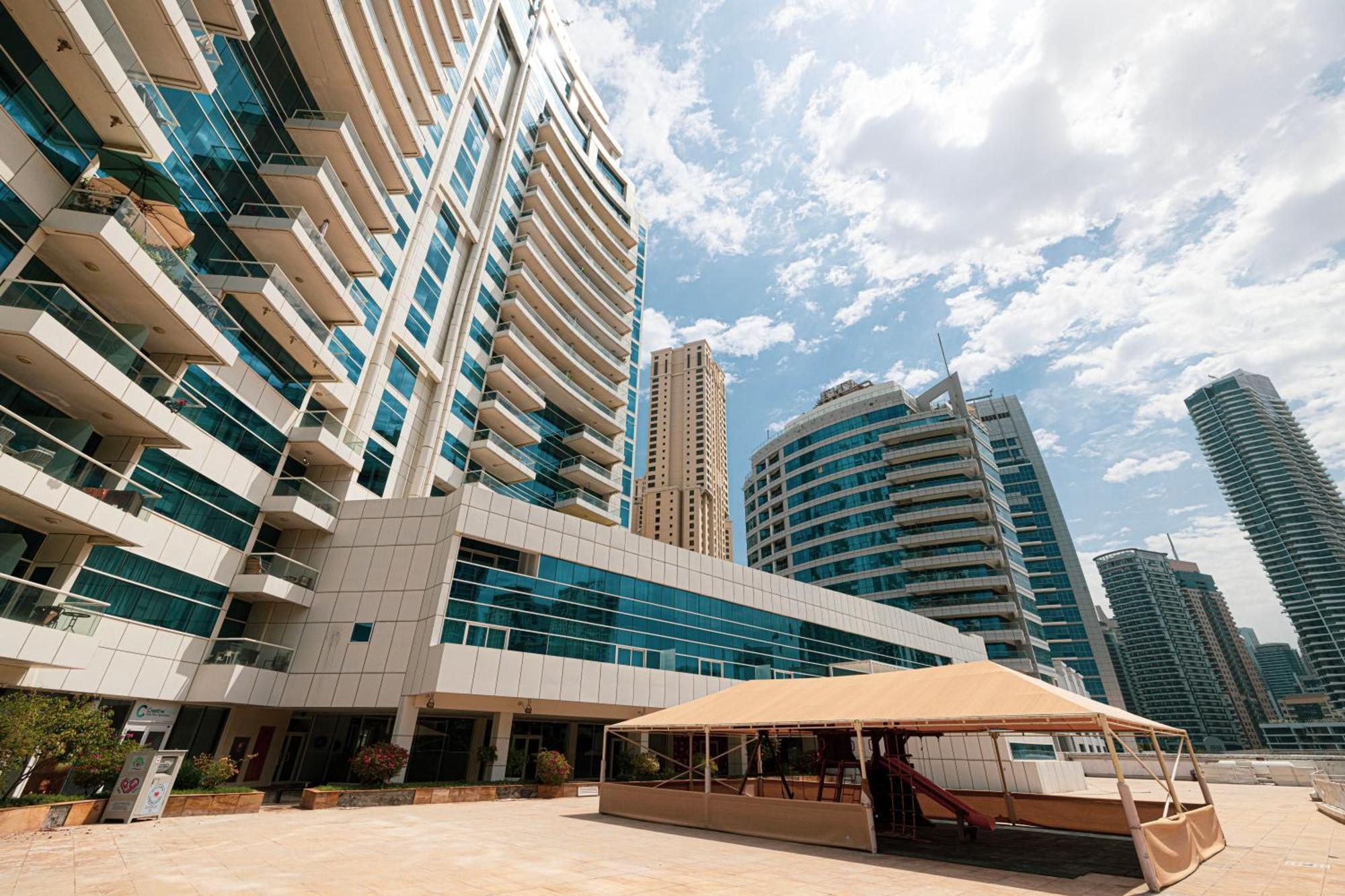 Luxury 1br At Marina: Stunning Marina Views, Pool & Gym Apartment