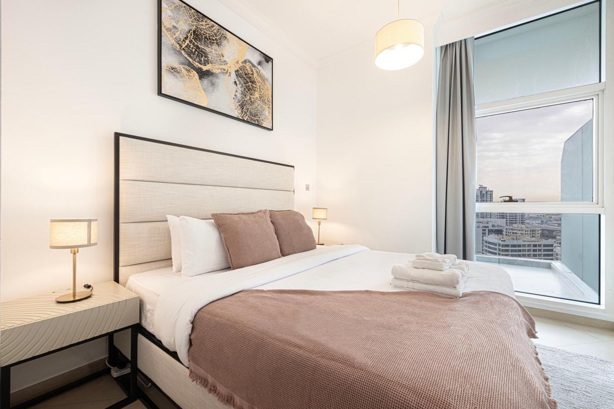 Luxury 1br At Marina: Stunning Marina Views, Pool & Gym