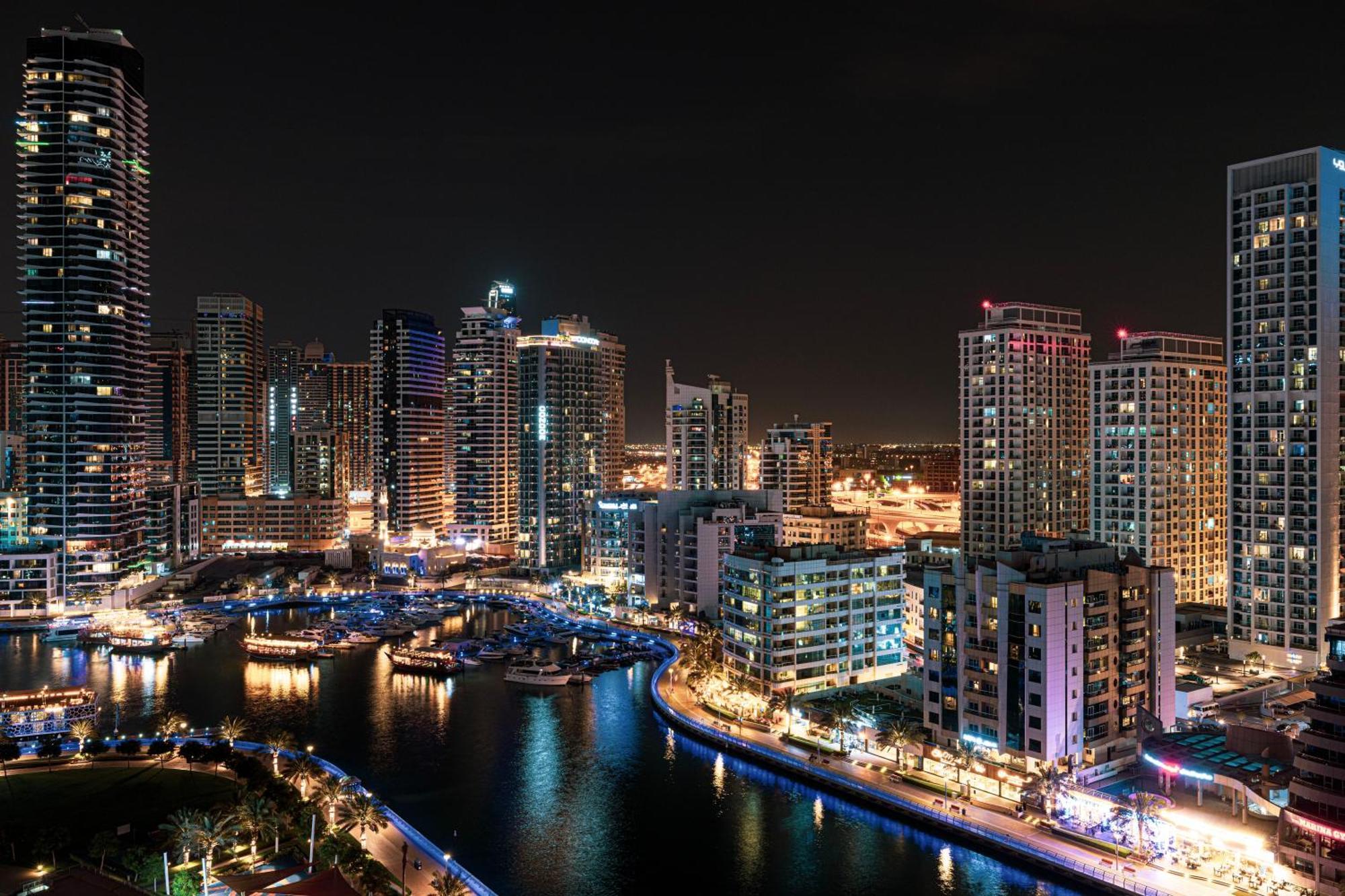 Apartment Luxury 1br At Marina: Stunning Marina Views, Pool & Gym Dubai