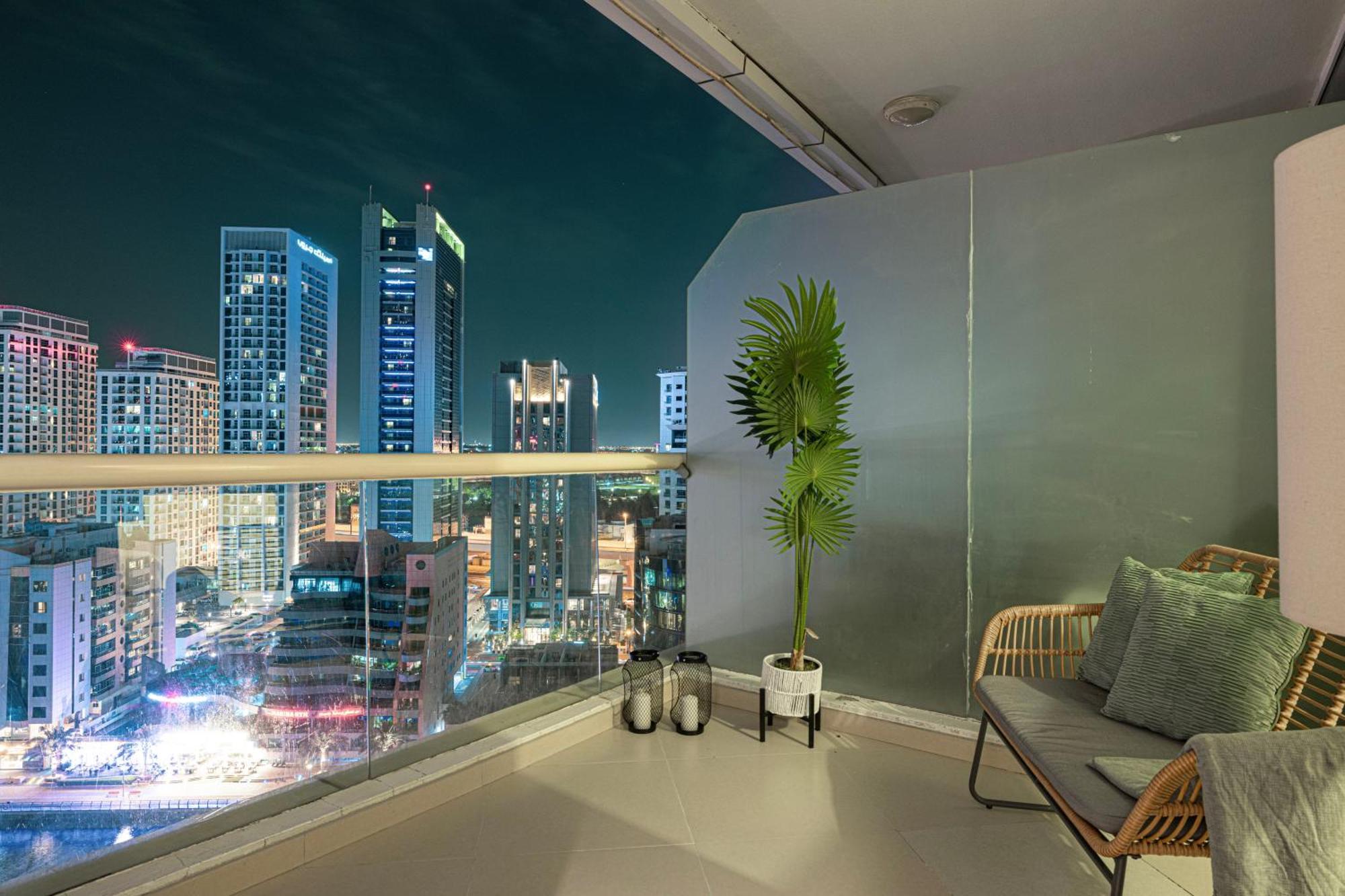Luxury 1br At Marina: Stunning Marina Views, Pool & Gym * Dubai
