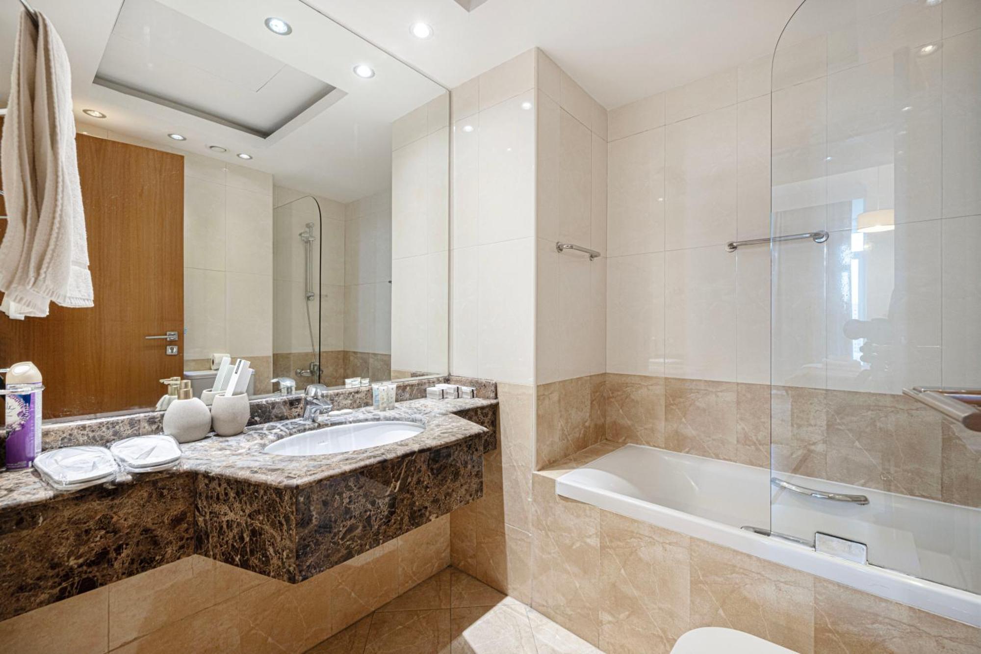 Luxury 1br At Marina: Stunning Marina Views, Pool & Gym Apartment Dubai