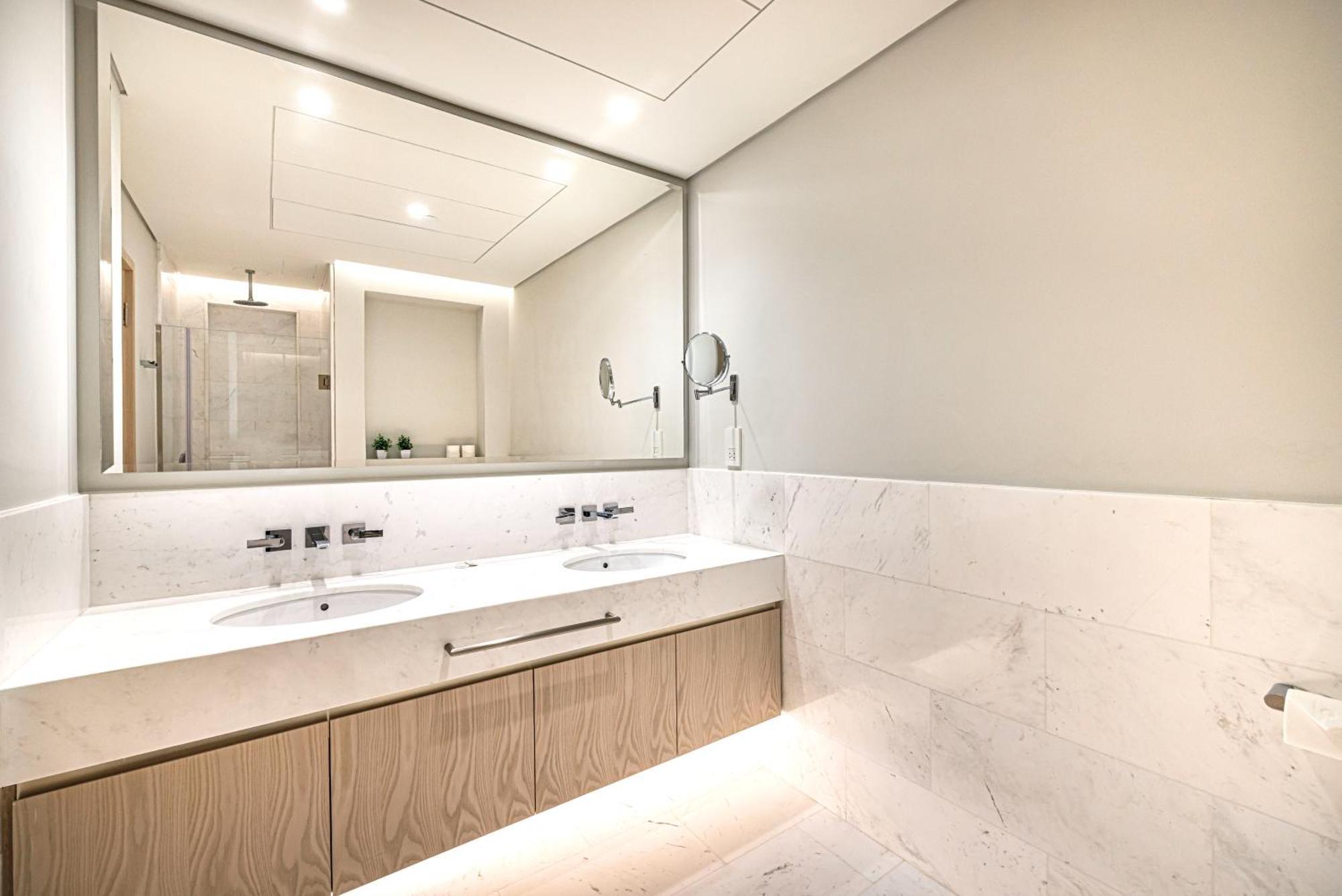 Opulent In Palm Tower With Sea View Dubai