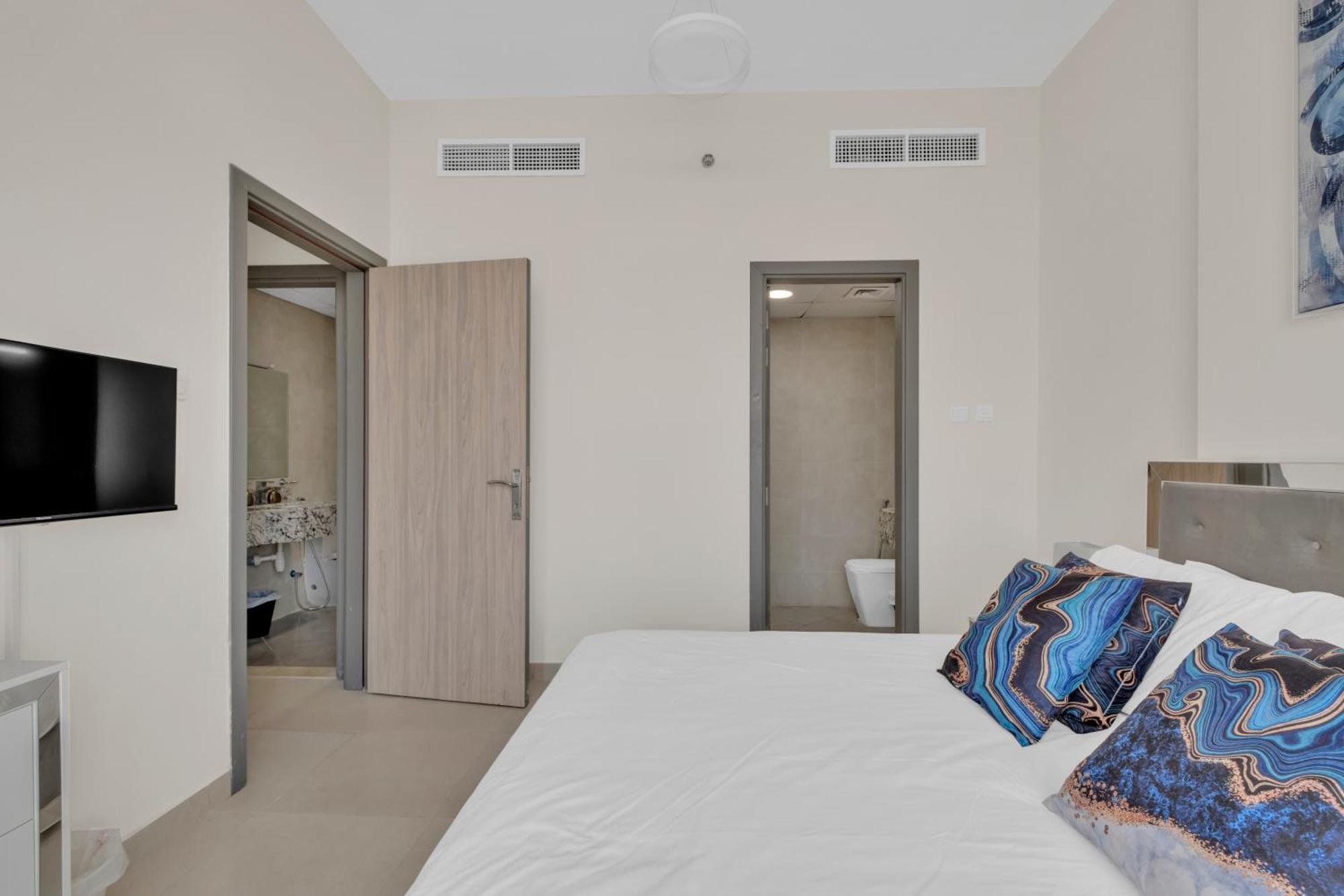 Apartment Stylish 2br For 6 With King Beds, Pool, Gym In Jvc Dubai
