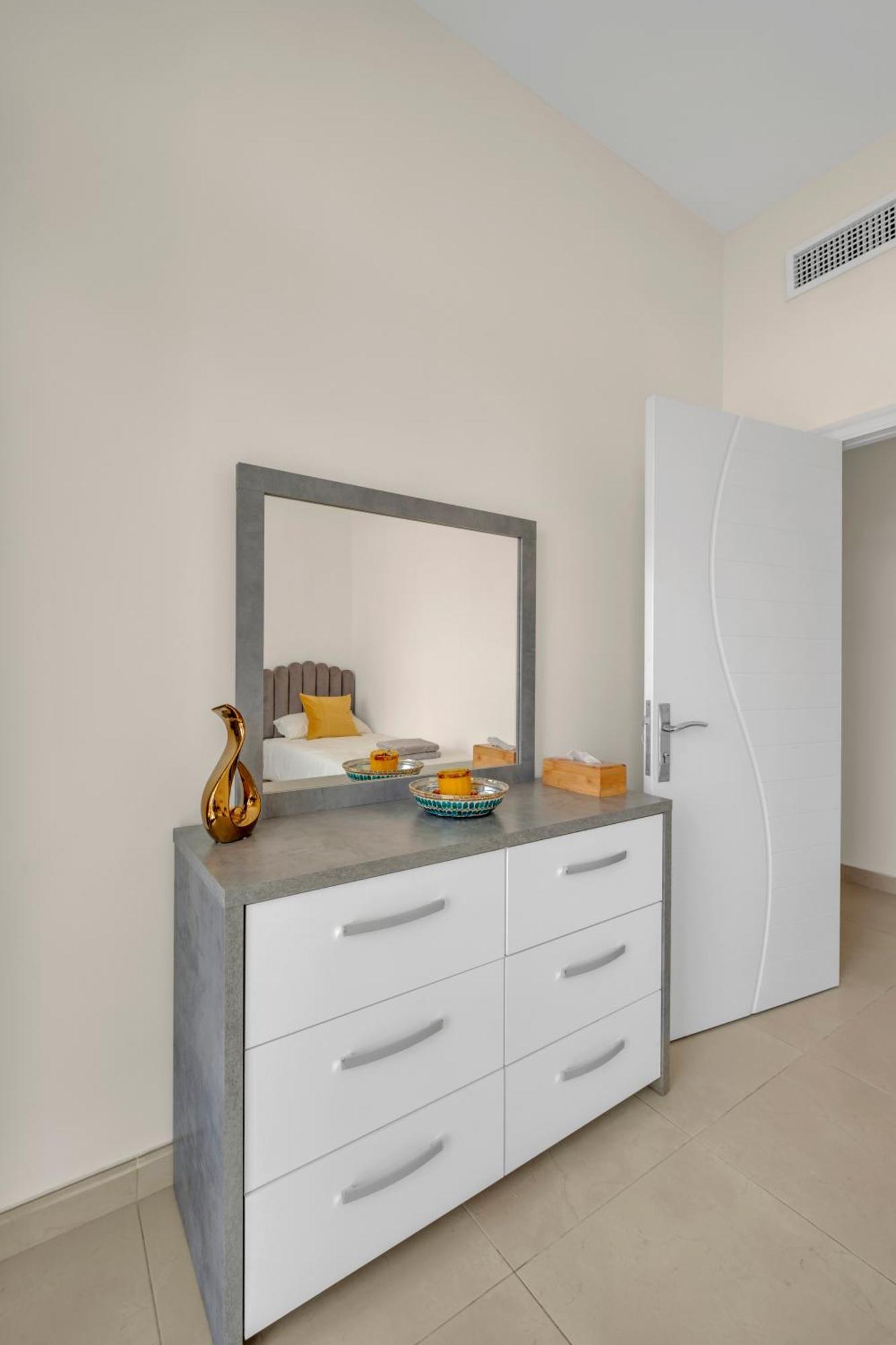 Stylish 2br For 6 With King Beds, Pool, Gym In Jvc