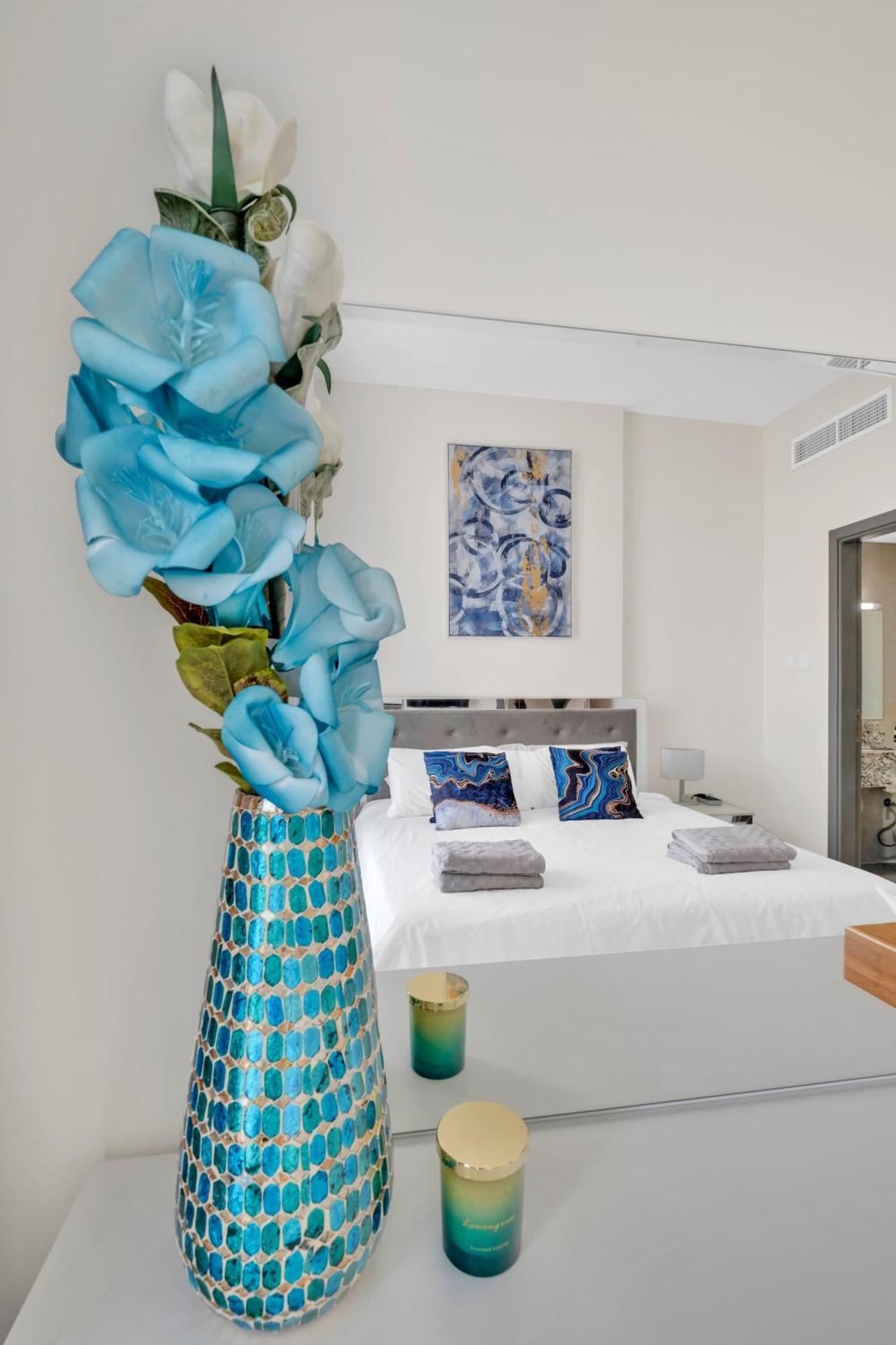 Apartment Stylish 2br For 6 With King Beds, Pool, Gym In Jvc Dubai