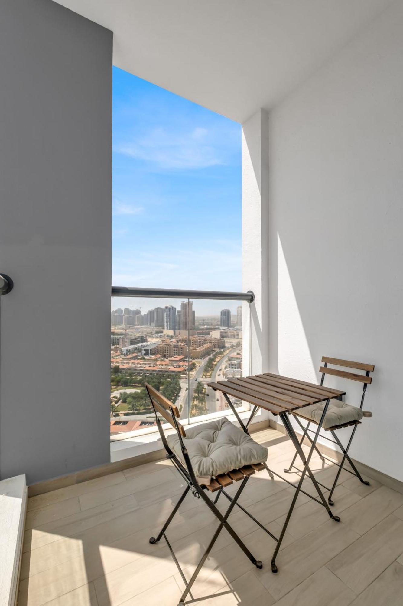 Stylish 2br For 6 With King Beds, Pool, Gym In Jvc Dubai