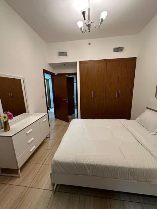 Apartment One Private Bathroom Tub Gym Free Parking Dubai