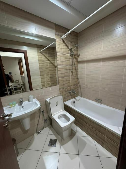 Apartment One Private Bathroom Tub Gym Free Parking Dubai