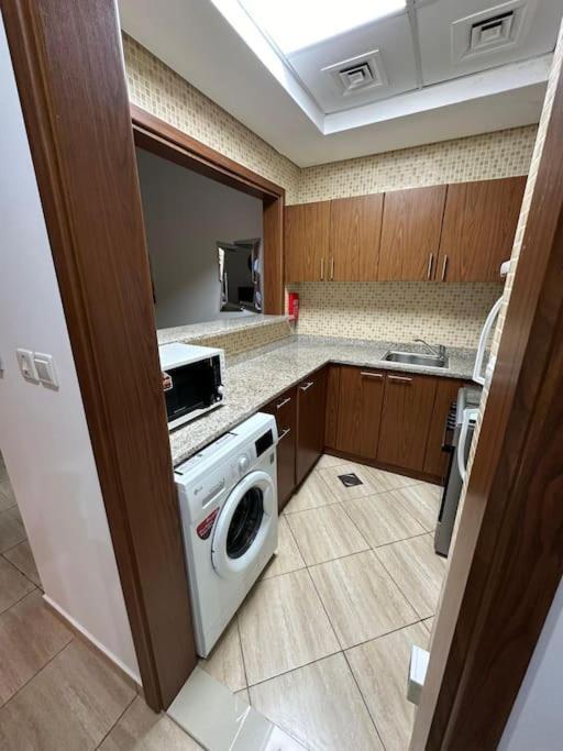 Apartment One Private Bathroom Tub Gym Free Parking Dubai