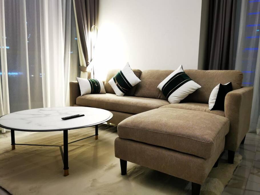 208 Amazing 2 Bedroom With Burj Khalifa & Canal View Dubai