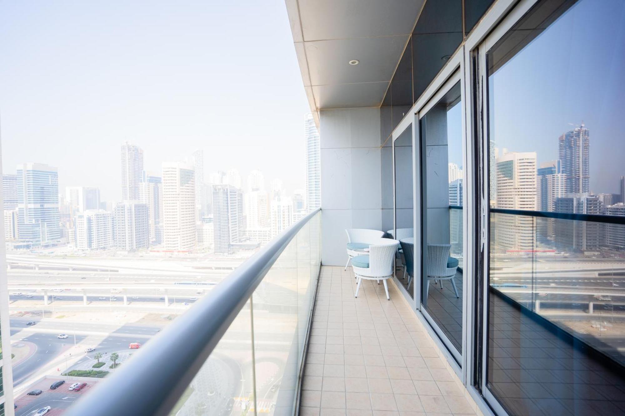 Elegant In Jlt Near Metro With Qbed, Pool, Gym, Fast Wi-fi *