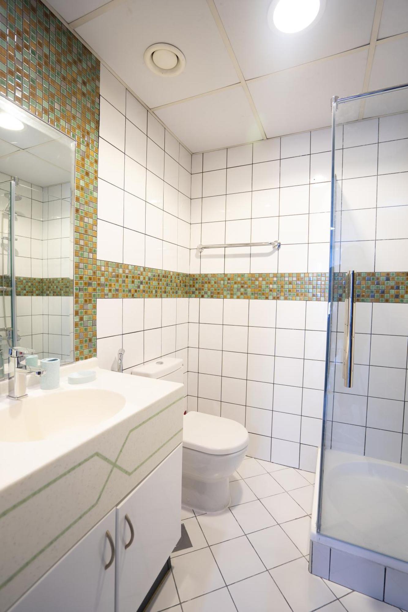 Elegant In Jlt Near Metro With Qbed, Pool, Gym, Fast Wi-fi *