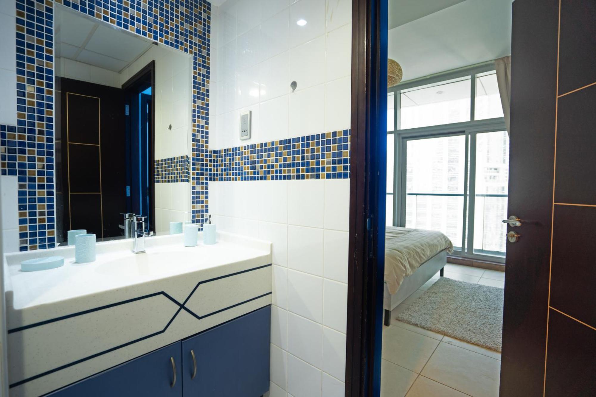 Elegant In Jlt Near Metro With Qbed, Pool, Gym, Fast Wi-fi Dubai