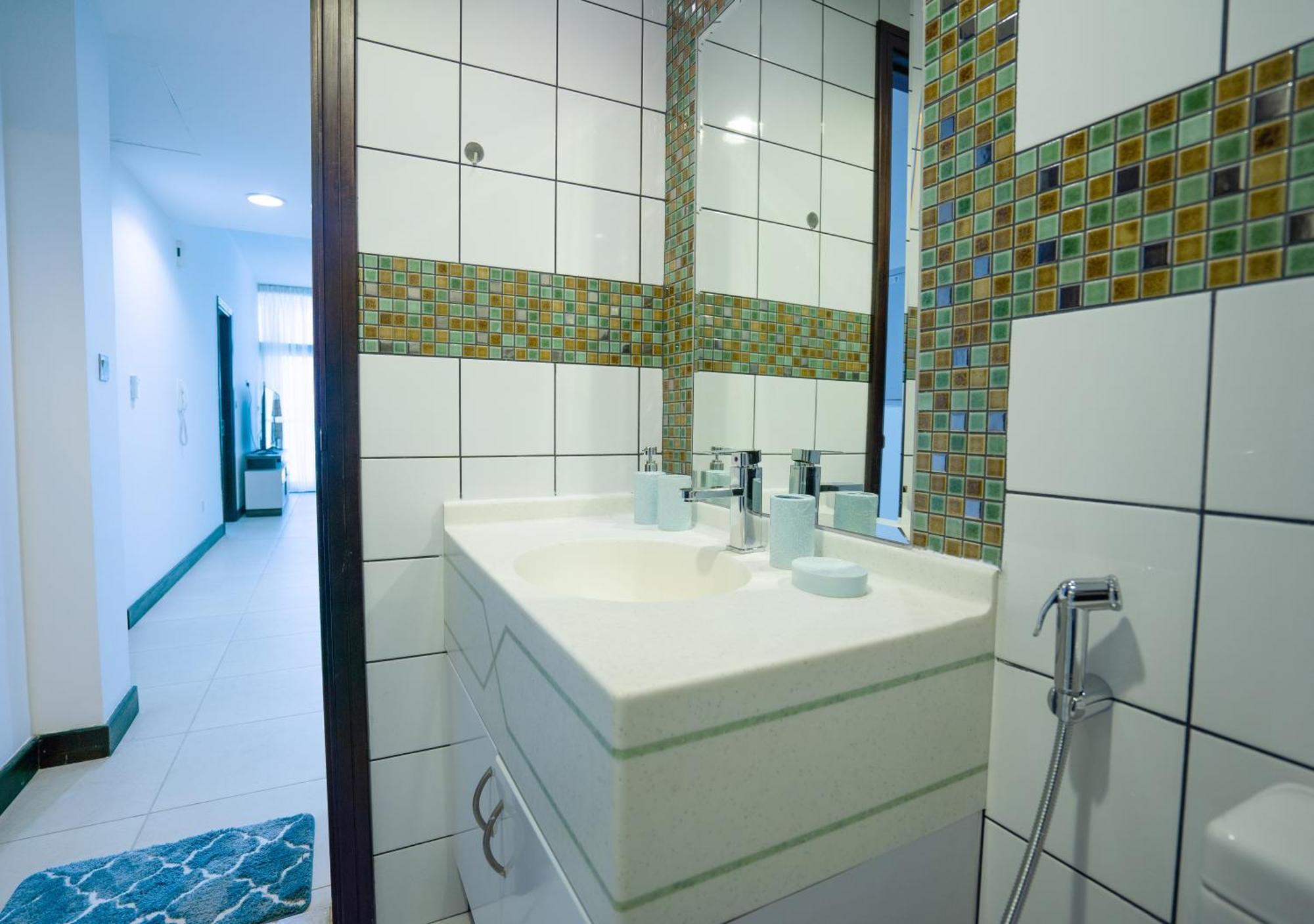 Elegant In Jlt Near Metro With Qbed, Pool, Gym, Fast Wi-fi * Dubai