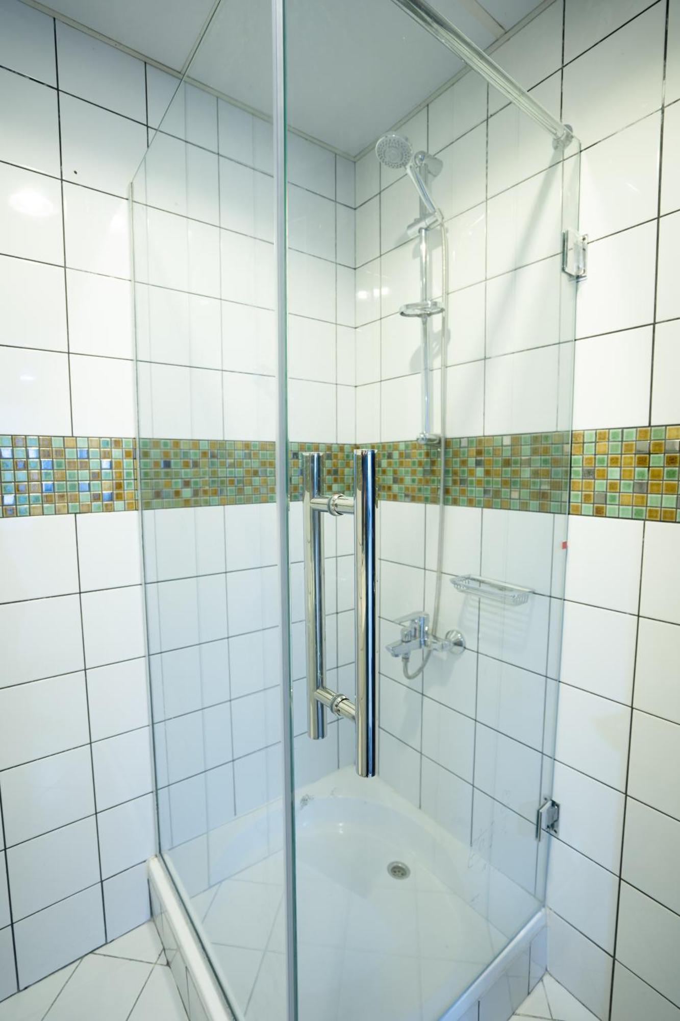 Elegant In Jlt Near Metro With Qbed, Pool, Gym, Fast Wi-fi