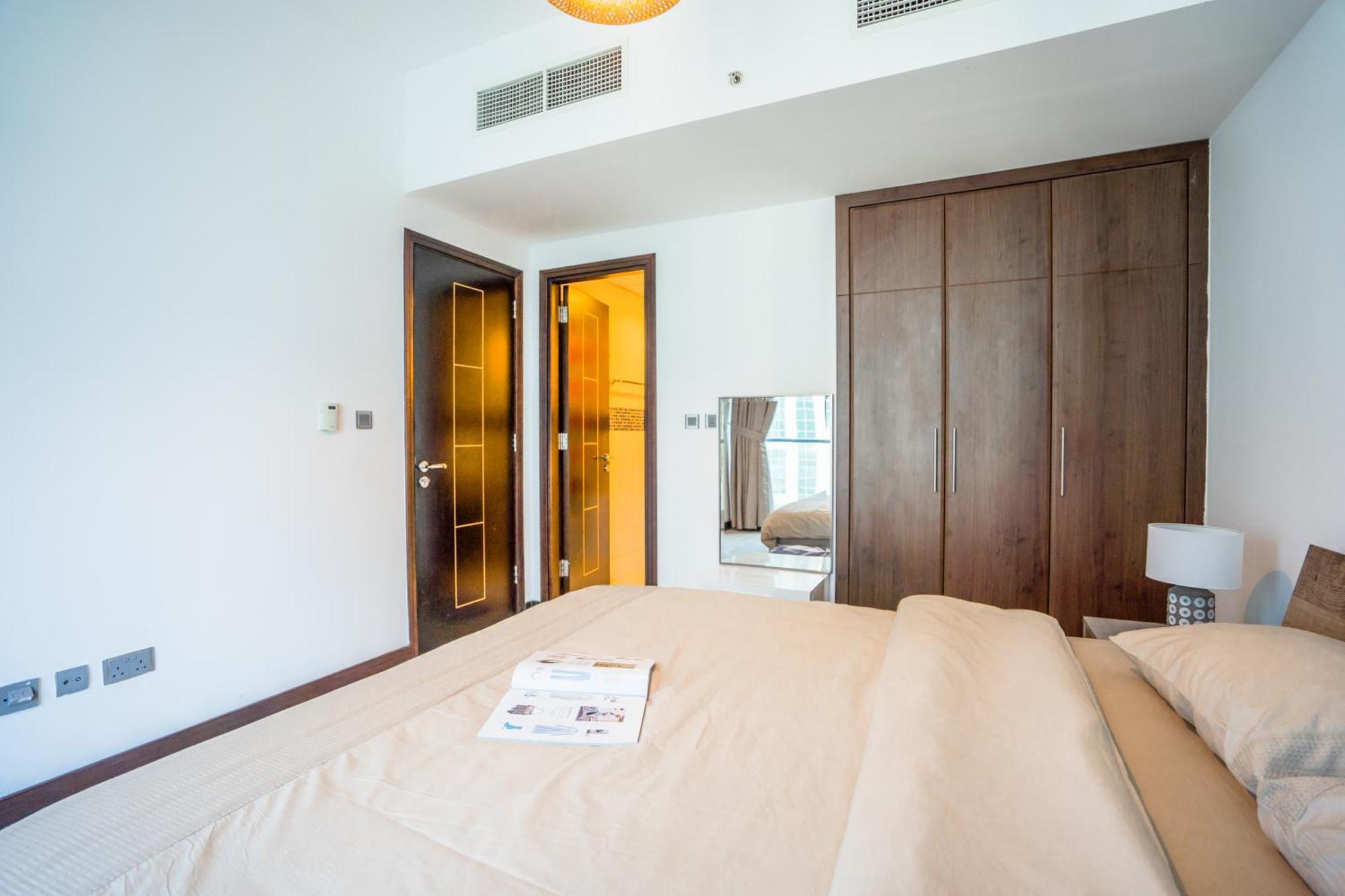 Apartment Elegant In Jlt Near Metro With Qbed, Pool, Gym, Fast Wi-fi