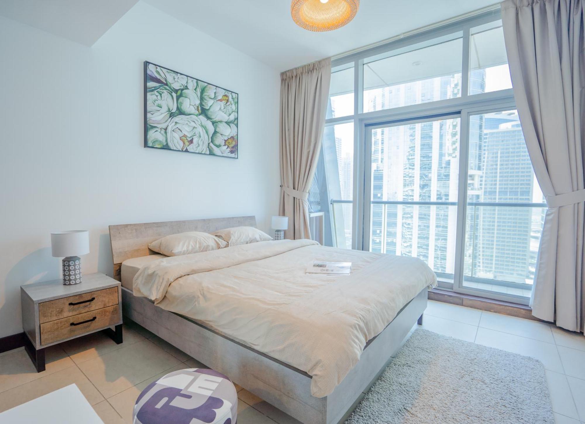 Elegant In Jlt Near Metro With Qbed, Pool, Gym, Fast Wi-fi