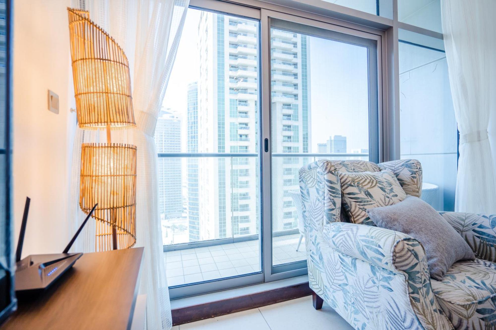 Apartment Elegant In Jlt Near Metro With Qbed, Pool, Gym, Fast Wi-fi *