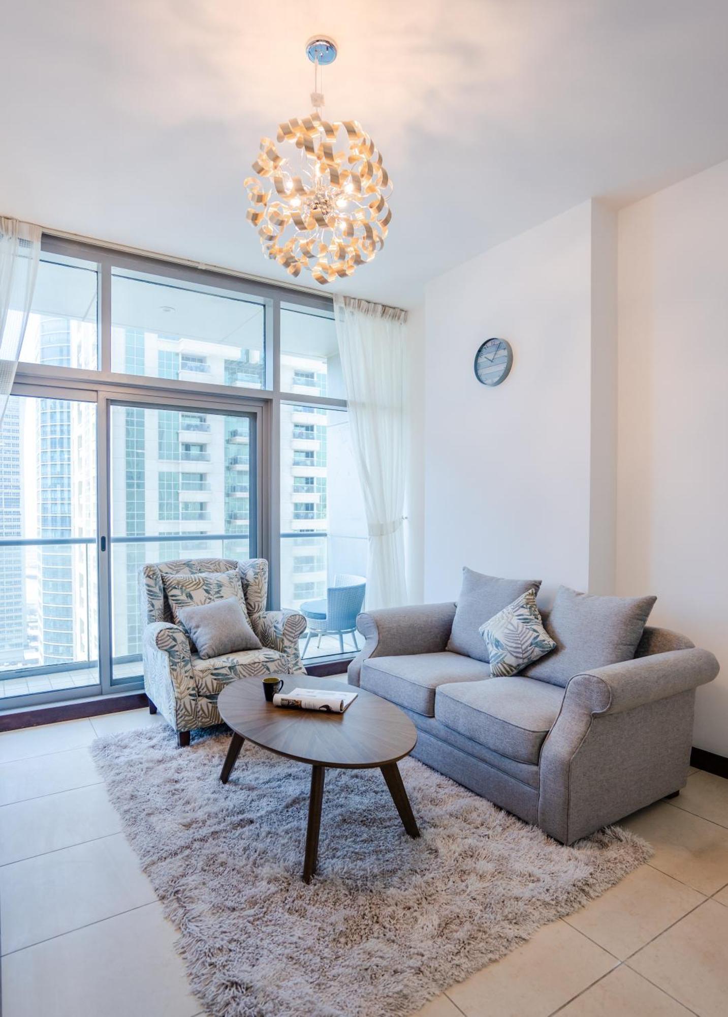Elegant In Jlt Near Metro With Qbed, Pool, Gym, Fast Wi-fi