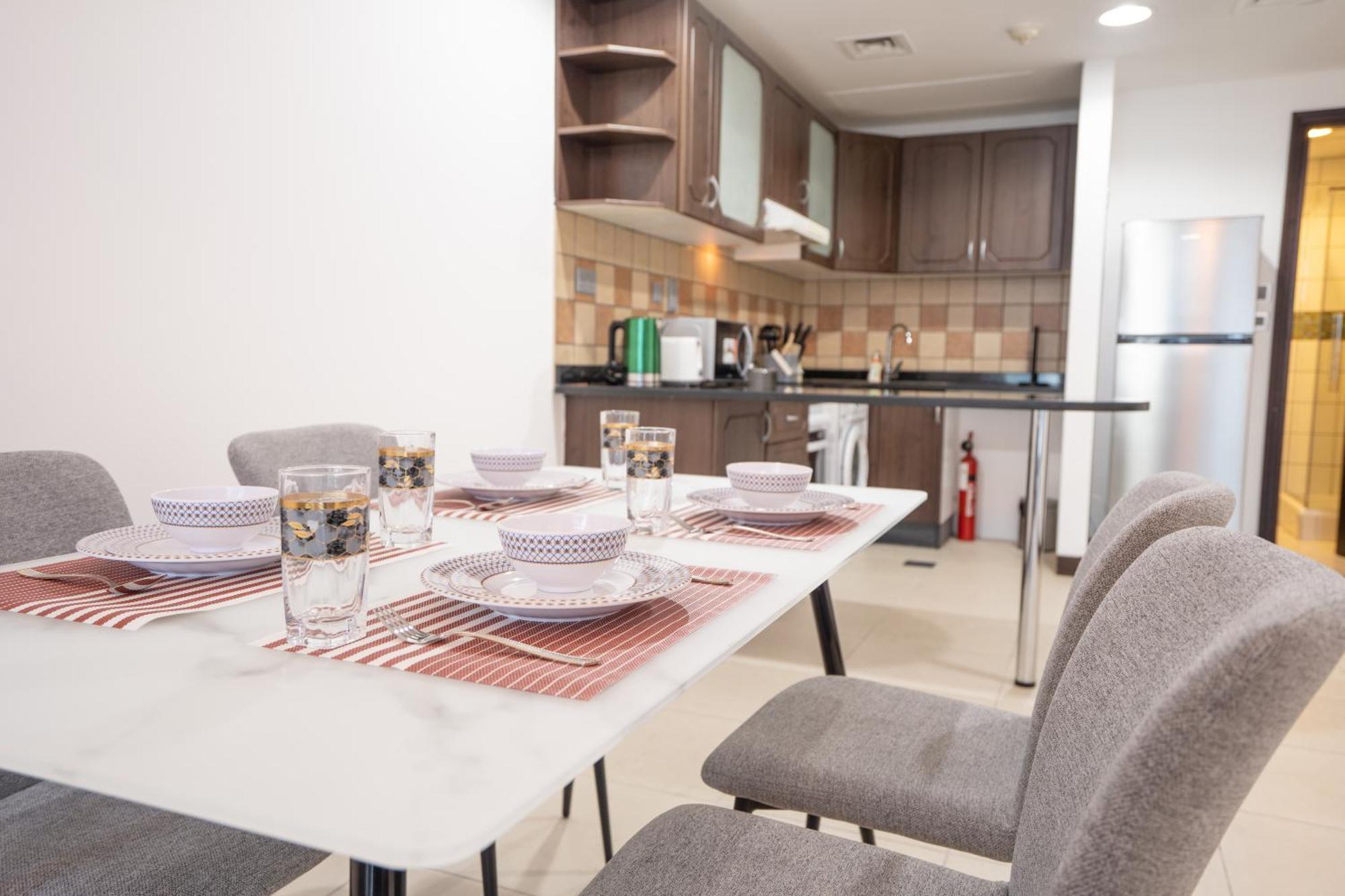Elegant In Jlt Near Metro With Qbed, Pool, Gym, Fast Wi-fi Apartment