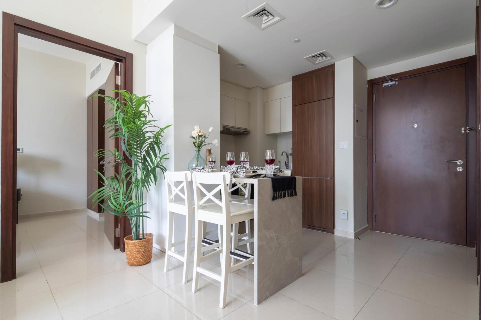 Frank Porter - Vera Apartment *