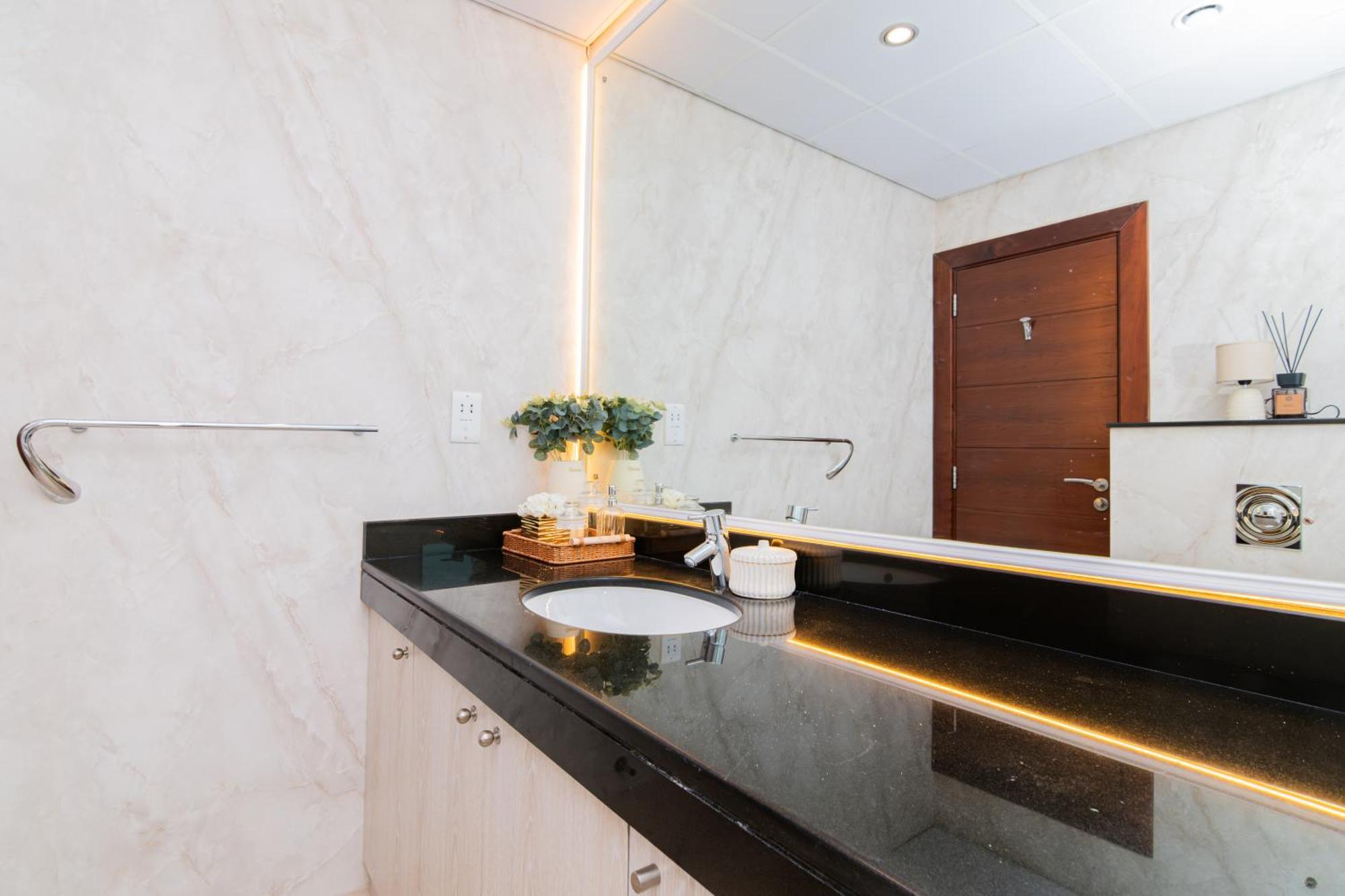 Aparthotel Marina,jbr -luxurious 2 Bedroom King *