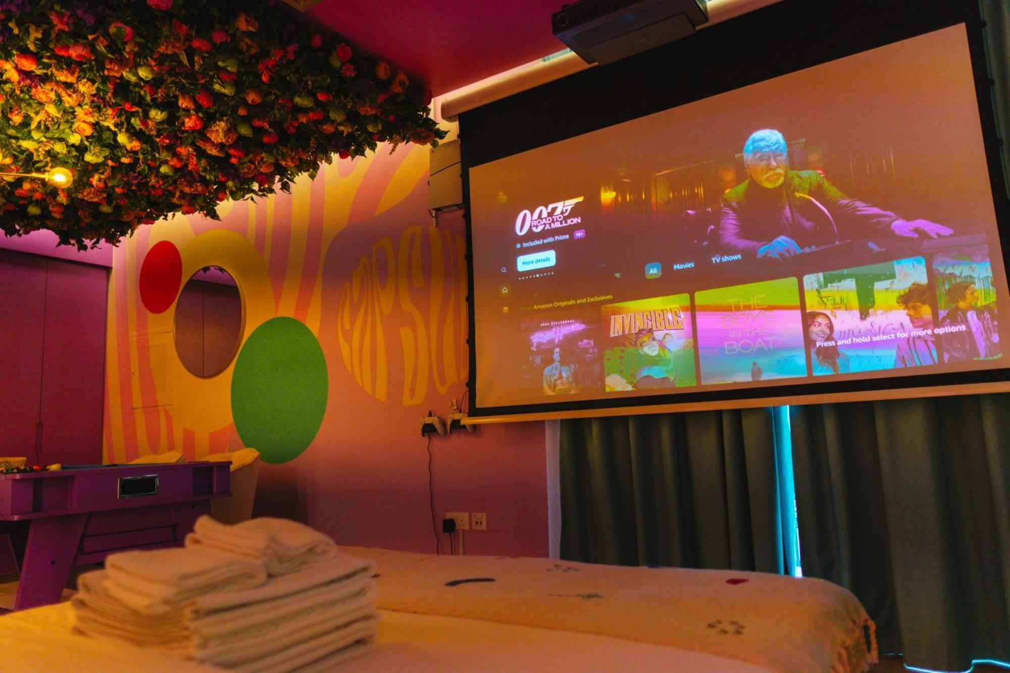 Apartment Capsule Flora Business Bay View Burj Khalifa-pool Table-game Arcade-projector-playstation 5 Dubai