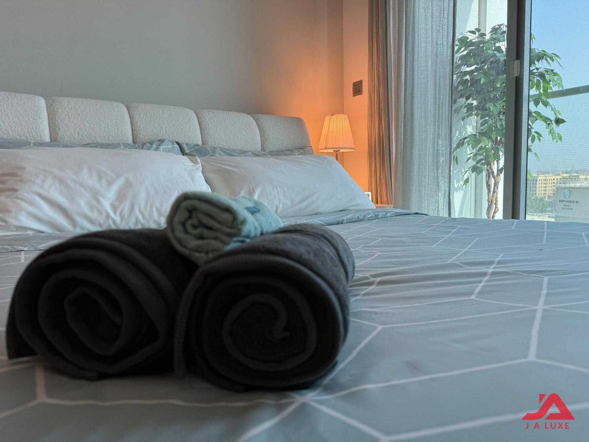 Warm Cozy Partial Sea View In Marina With Modern Gym & Pool, Steps To Jbr Beach, Marina Walk & Metro *