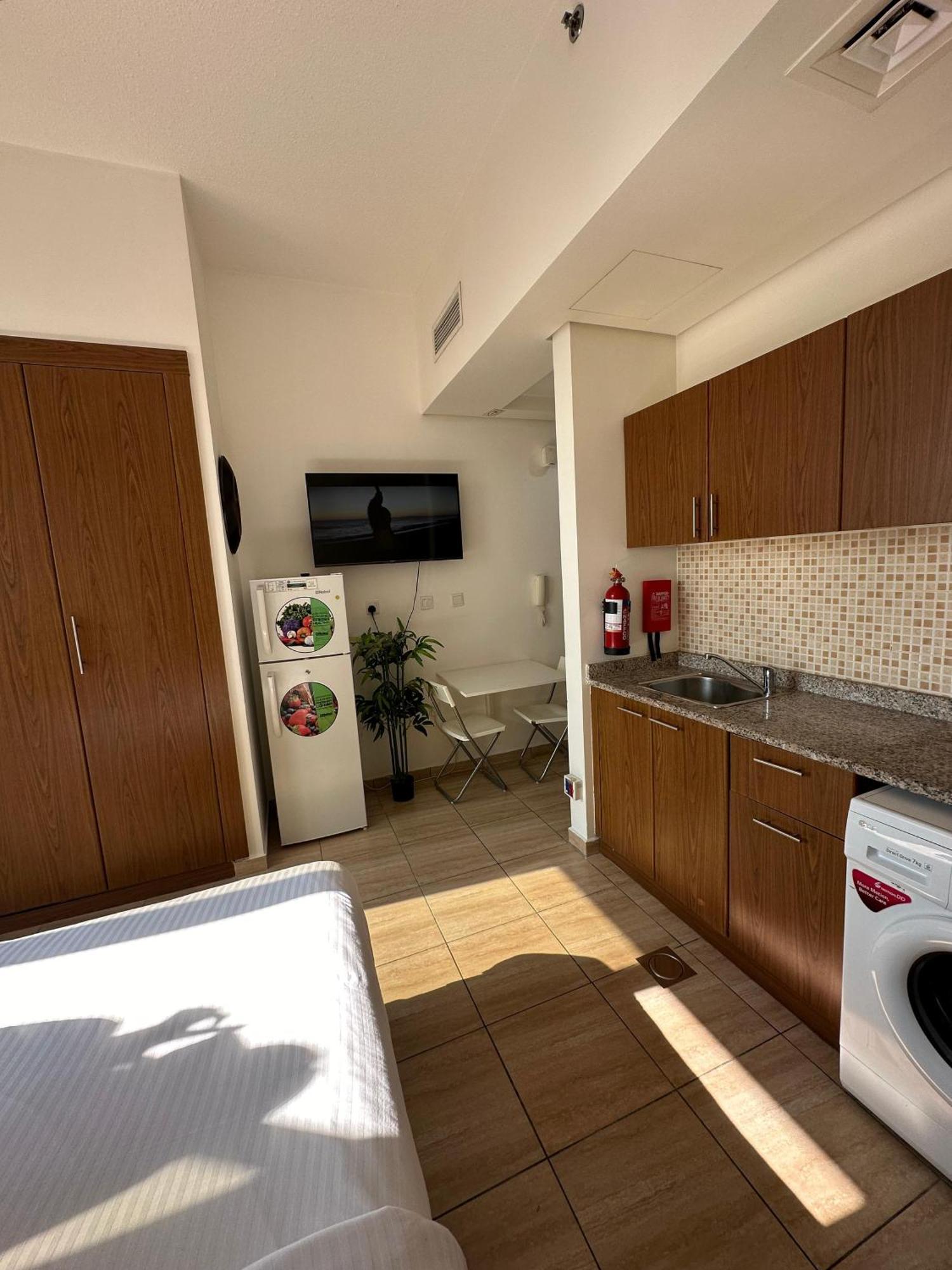 Daire Private With Kitchen, Bathroom, Pool, Parking, Free Gym Dubai