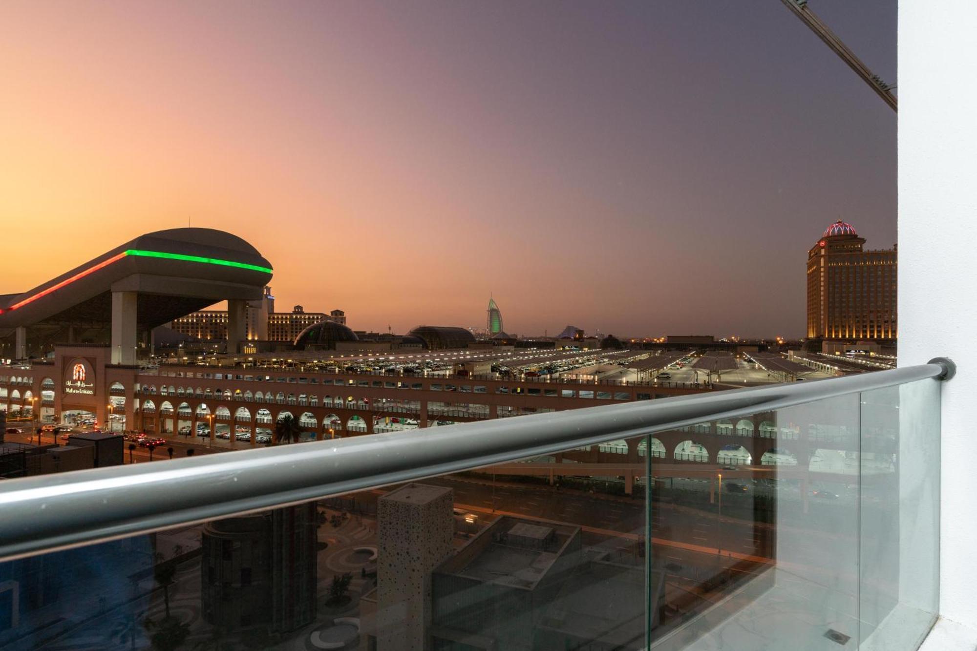 Luxury With Balcony - Mall Of Emirates Apartment *