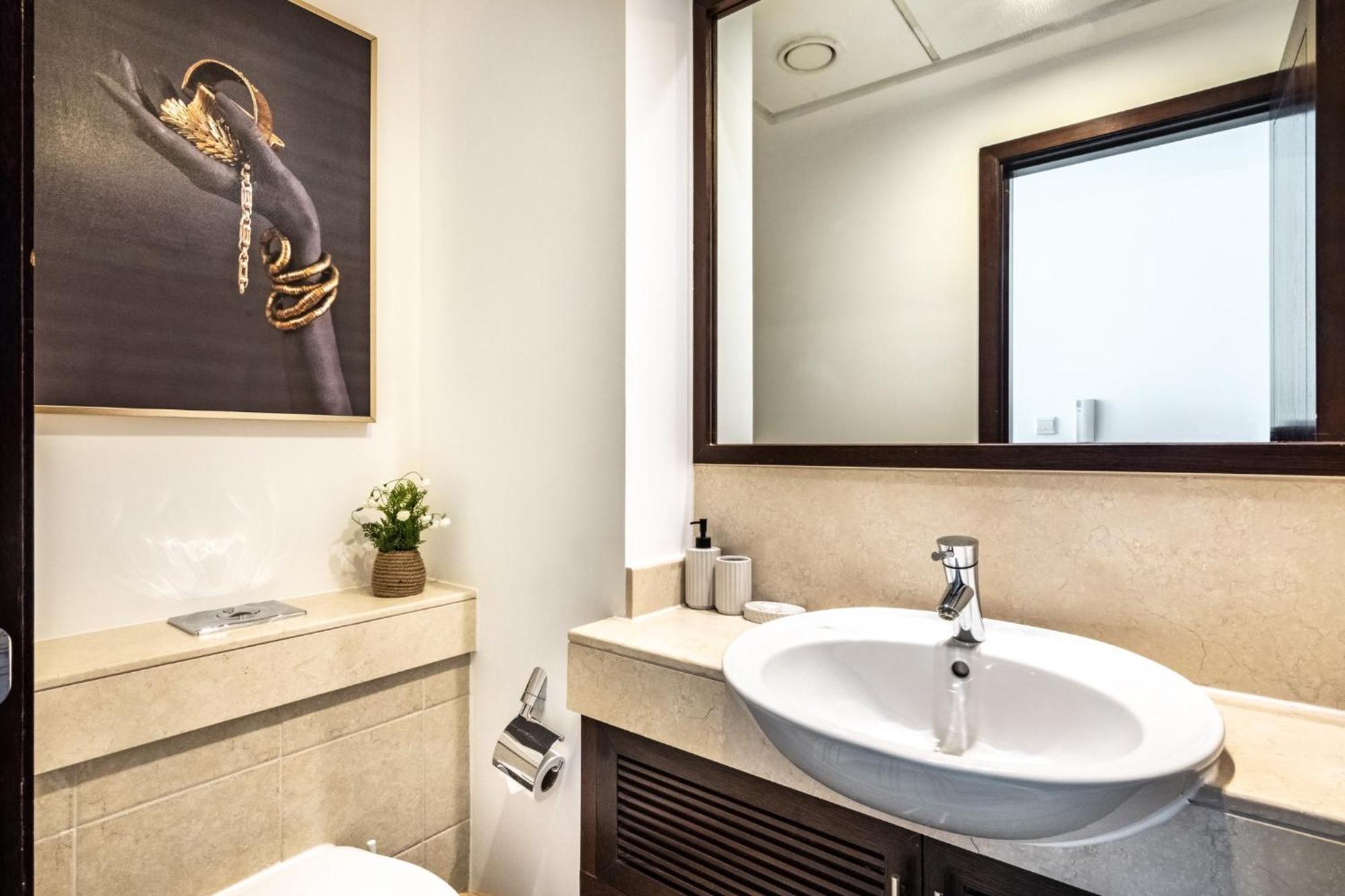 Stunning 1-bedroom With Full Burj Khalifa View - 5-min Walk To Mall * Dubai