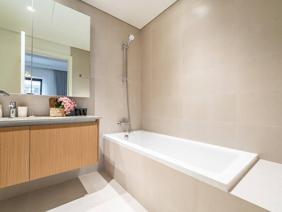Ravishing Retreat 2br Creek Luxury Abode Apartment