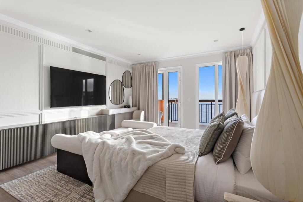 First Class Exclusive & Seaside Splendor Villa Dubai