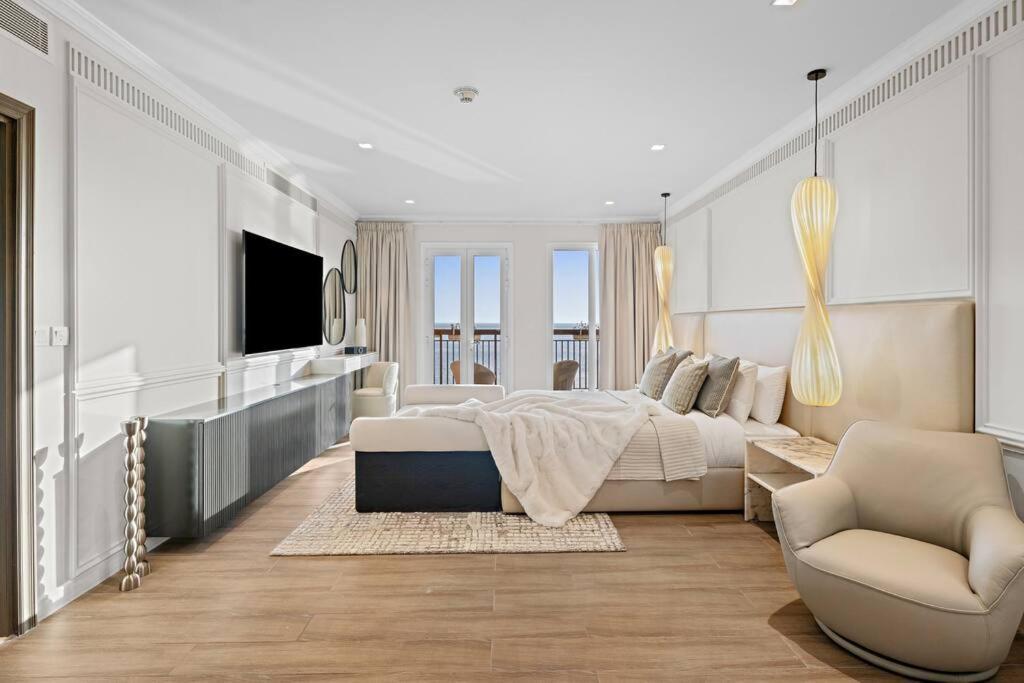 First Class Exclusive & Seaside Splendor Villa Dubai