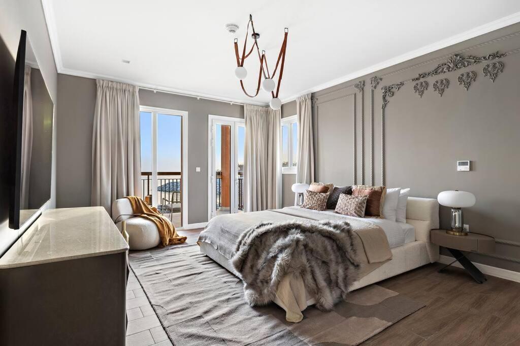 First Class Exclusive & Seaside Splendor Villa Dubai