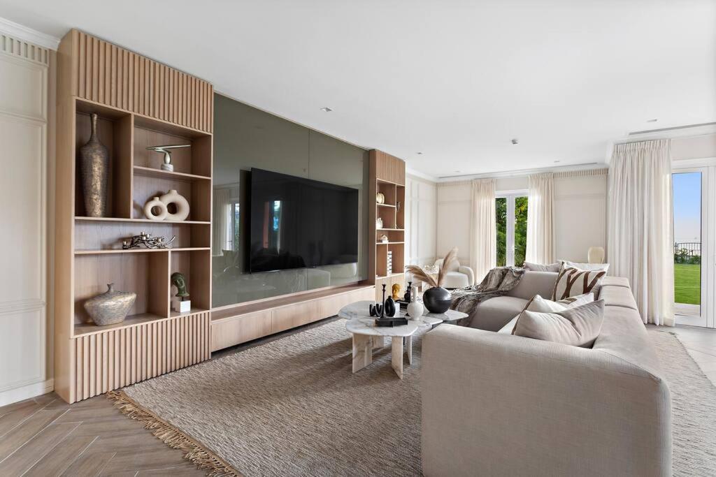 Villa First Class Exclusive & Seaside Splendor Dubai