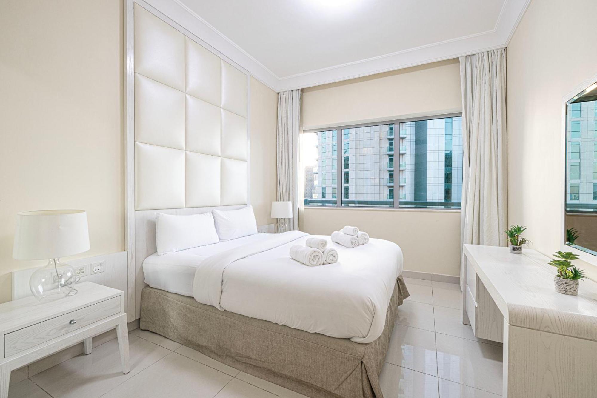 2 Minute Walk To Mall - 3 Bedroom Burj Khalifa View With Pool And Dubai
