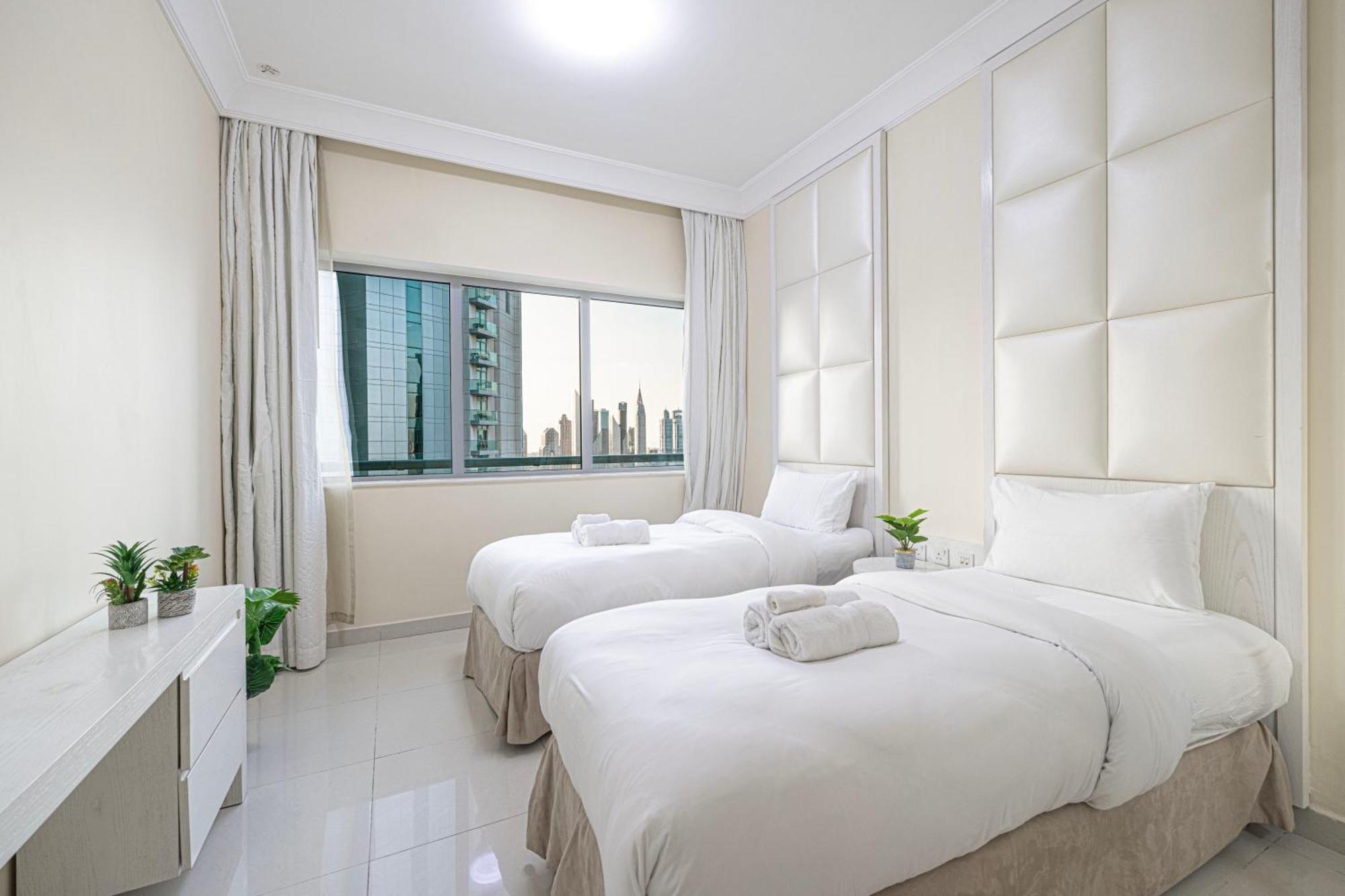 Daire 2 Minute Walk To Mall - 3 Bedroom Burj Khalifa View With Pool And